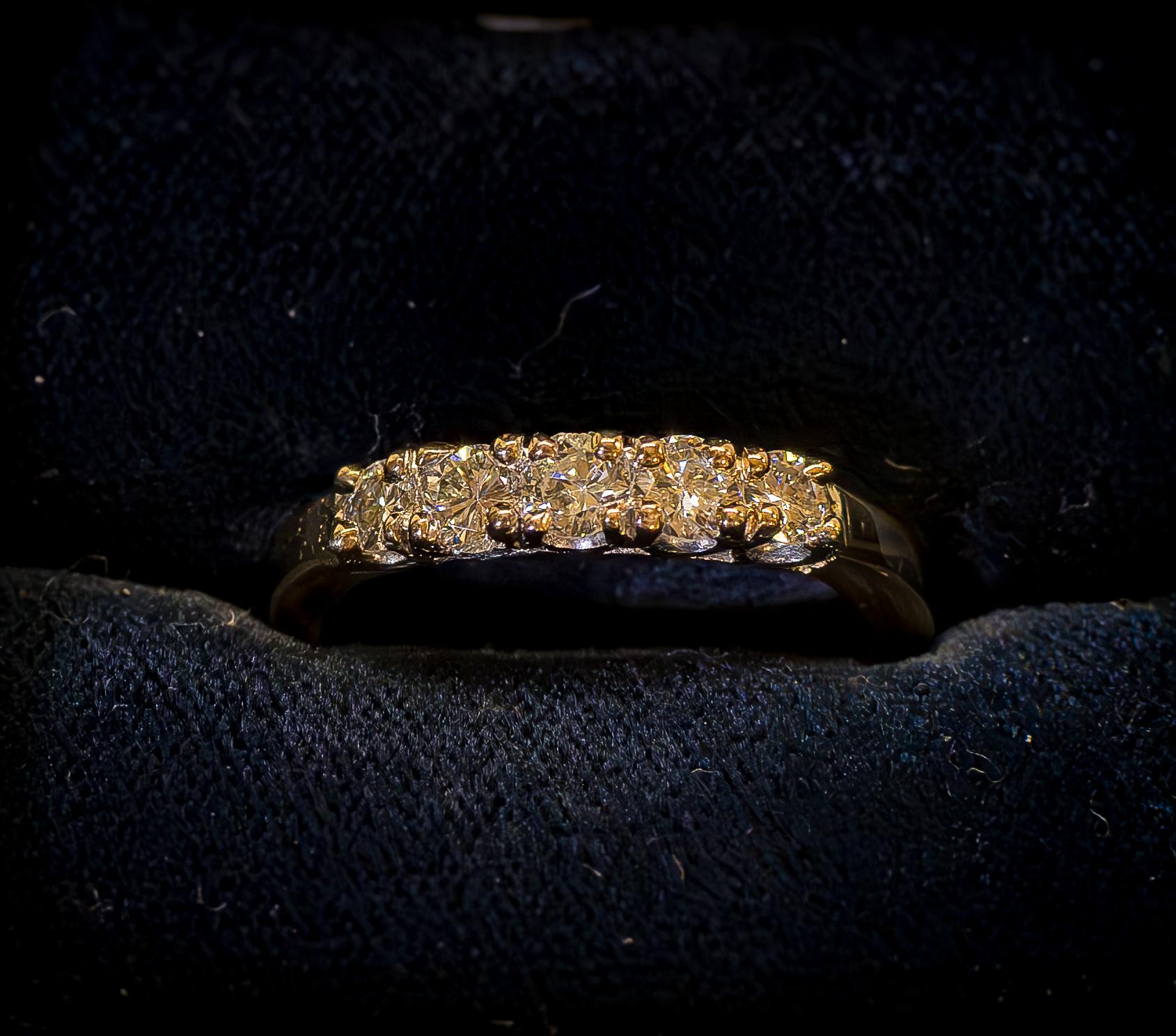 Luxurious Yellow Gold Five-Diamond Ring In Good Condition For Sale In Palm Desert, CA