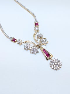 Lussuosa collana di diamanti taglio rotondo e rubini taglio baguette in oro giallo