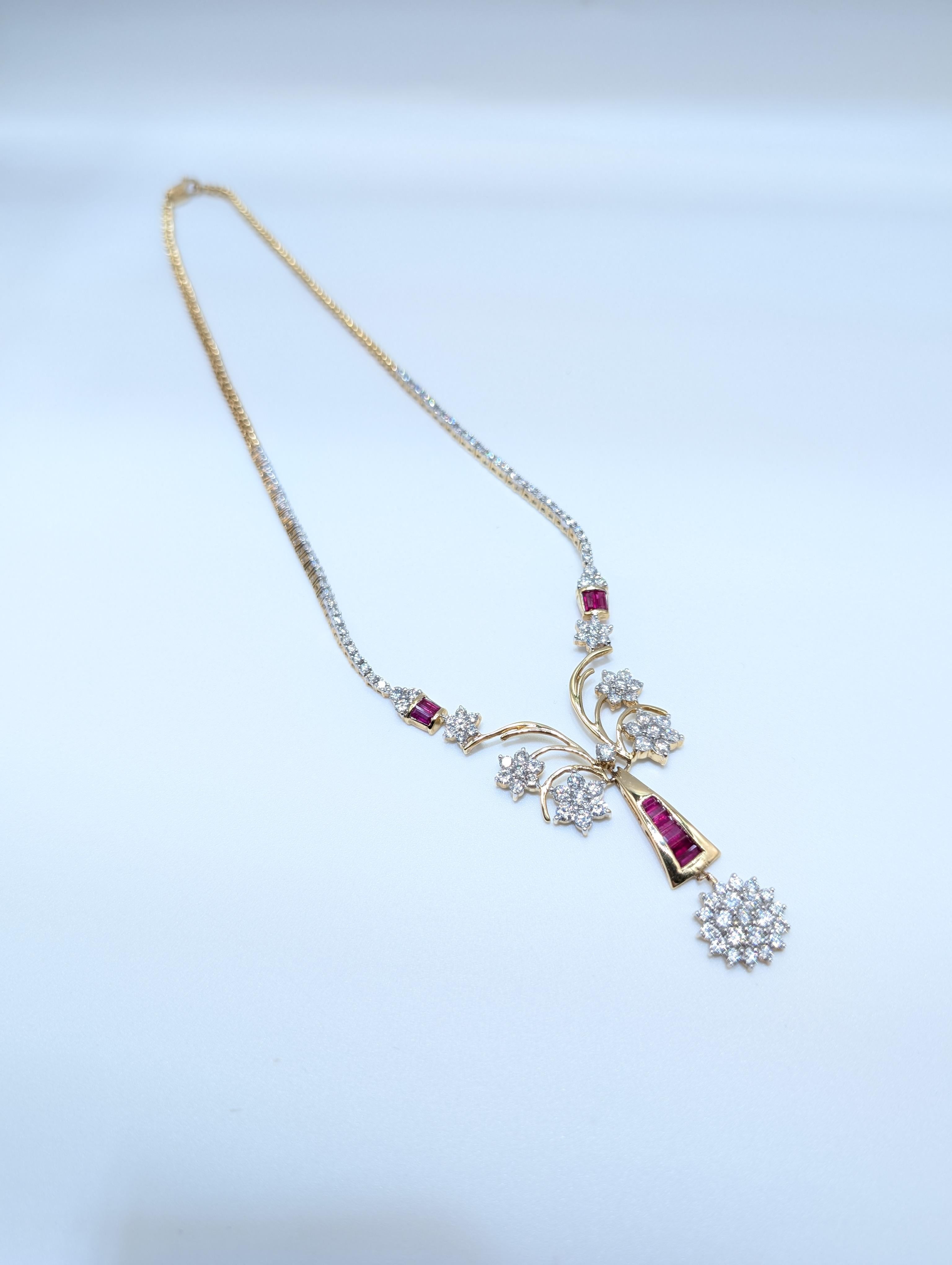 Taille ronde Luxueux collier en or jaune composé de diamants ronds et de rubis de taille baguette en vente
