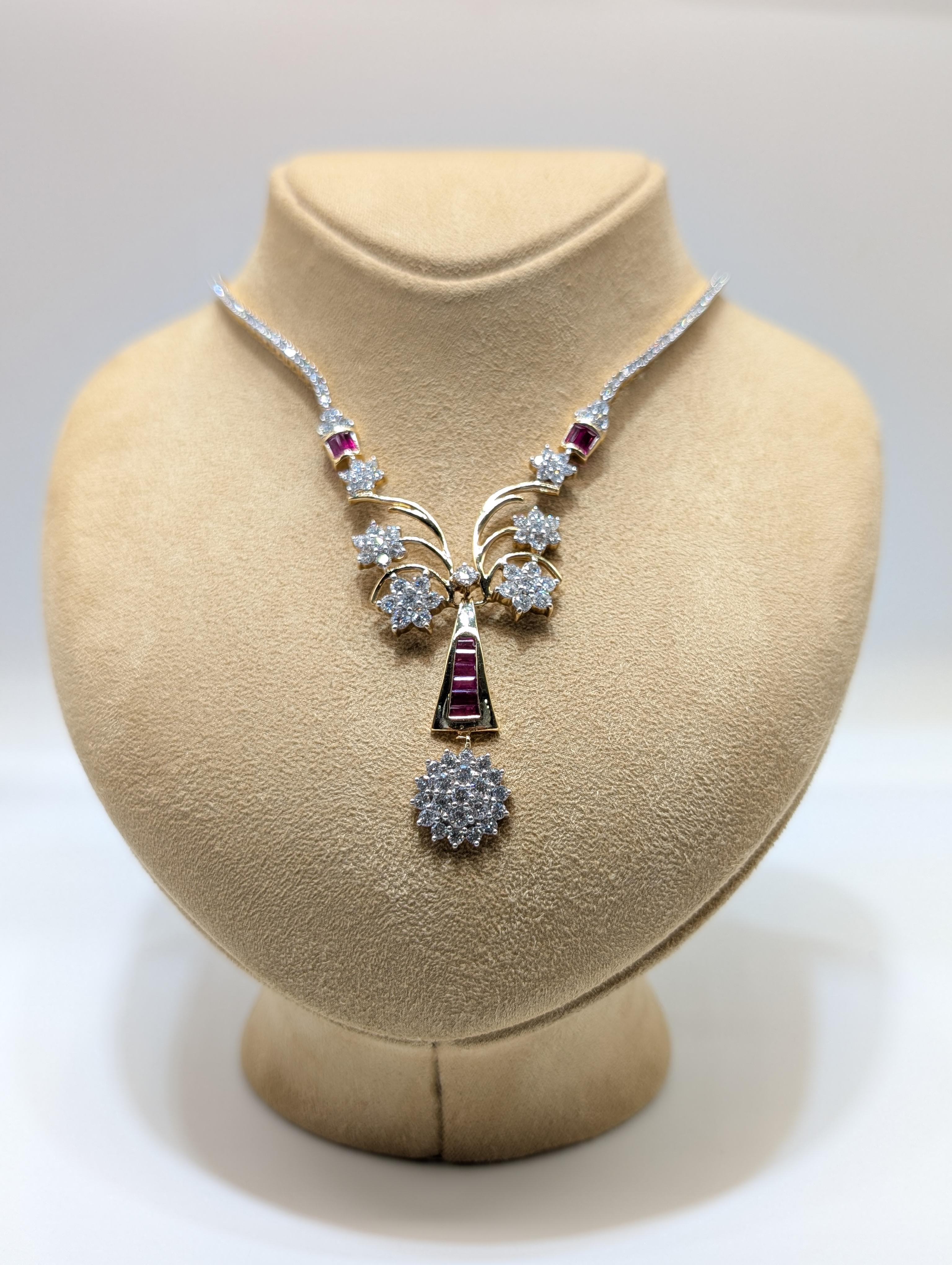 Luxueux collier en or jaune composé de diamants ronds et de rubis de taille baguette Neuf - En vente à New York, US