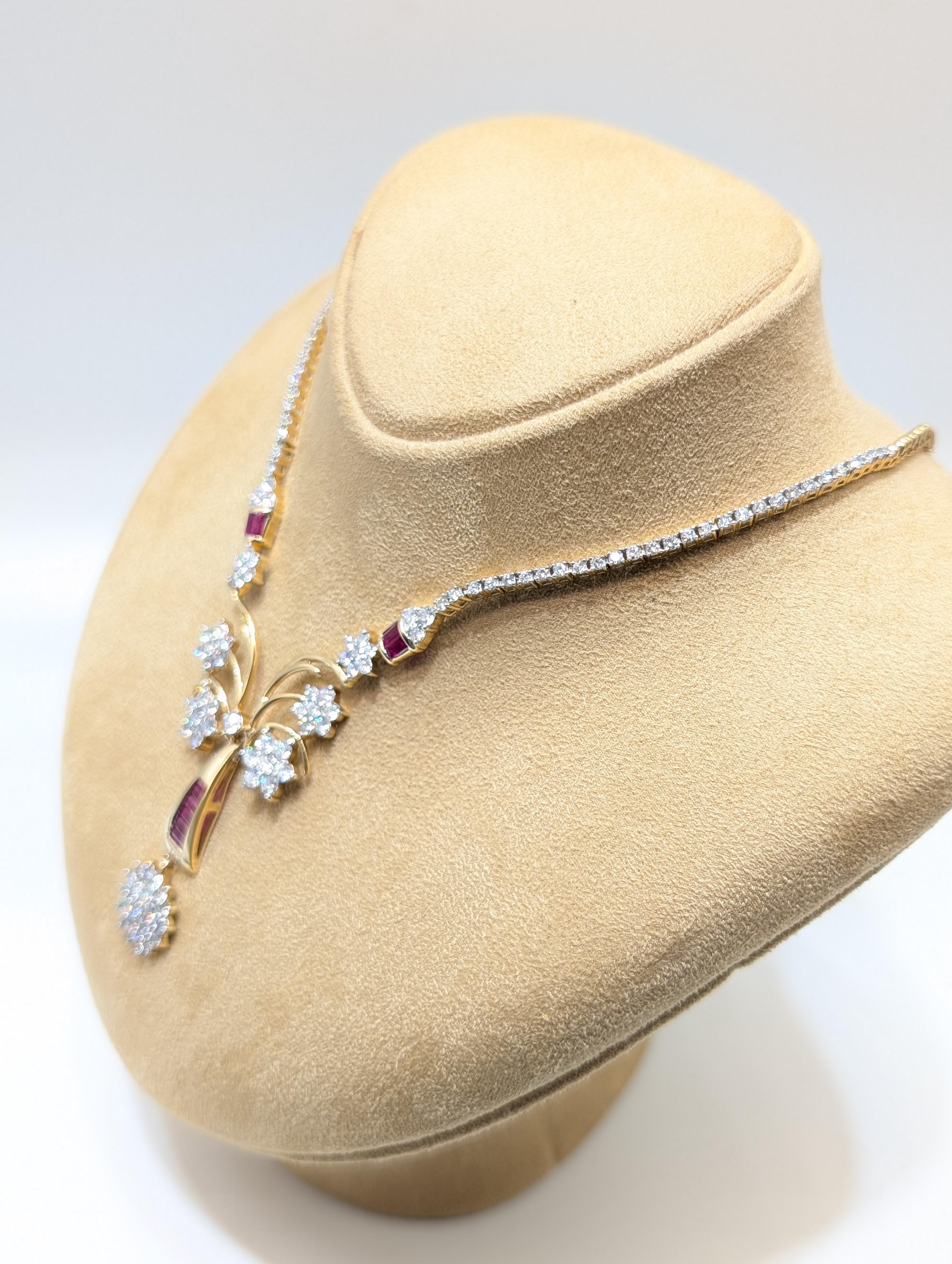 Luxueux collier en or jaune composé de diamants ronds et de rubis de taille baguette Pour femmes en vente