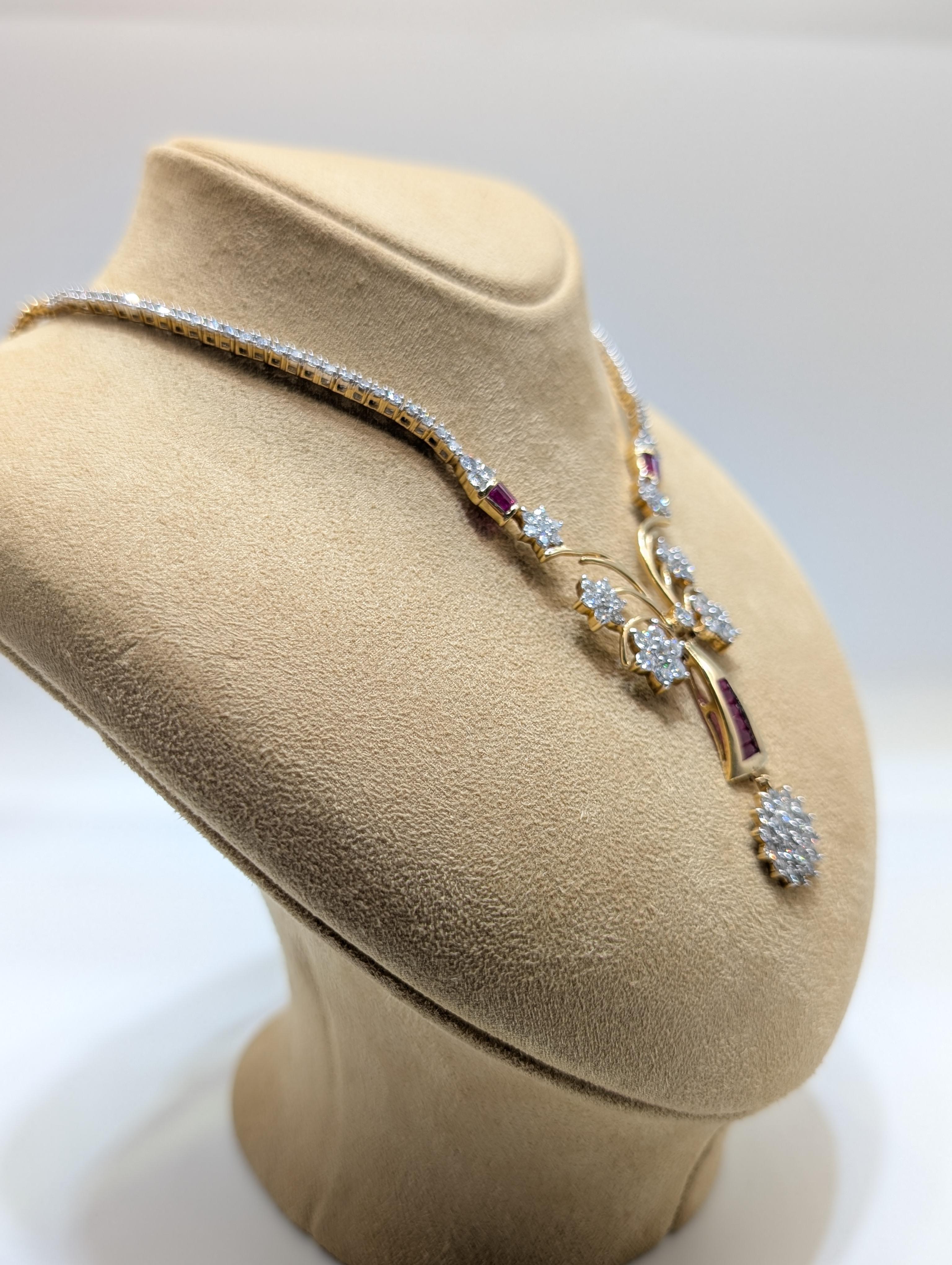 Luxueux collier en or jaune composé de diamants ronds et de rubis de taille baguette en vente 1