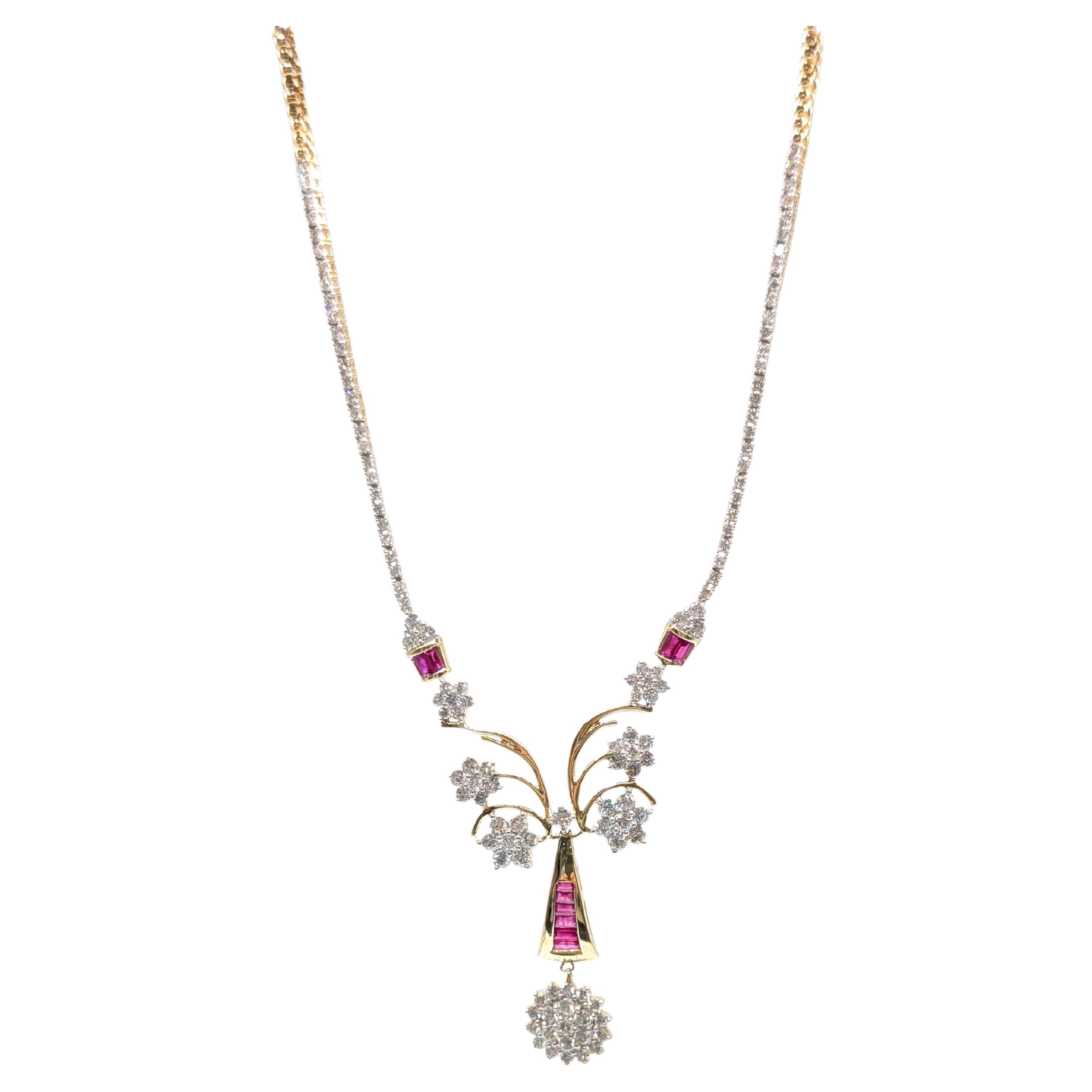Luxueux collier en or jaune composé de diamants ronds et de rubis de taille baguette en vente