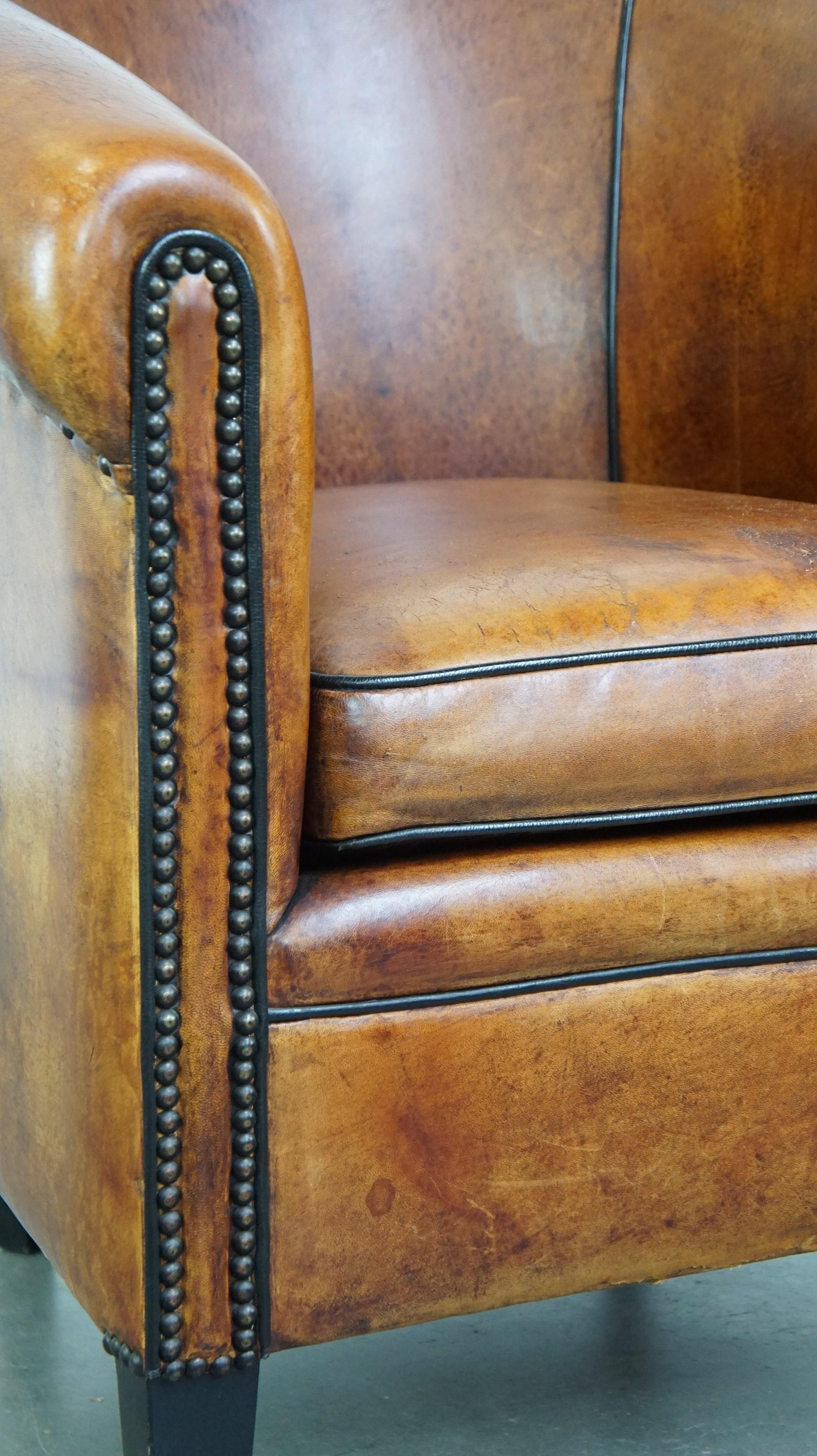 Luxuriously designed vintage sheep leather club armchair with a premium finish For Sale 4