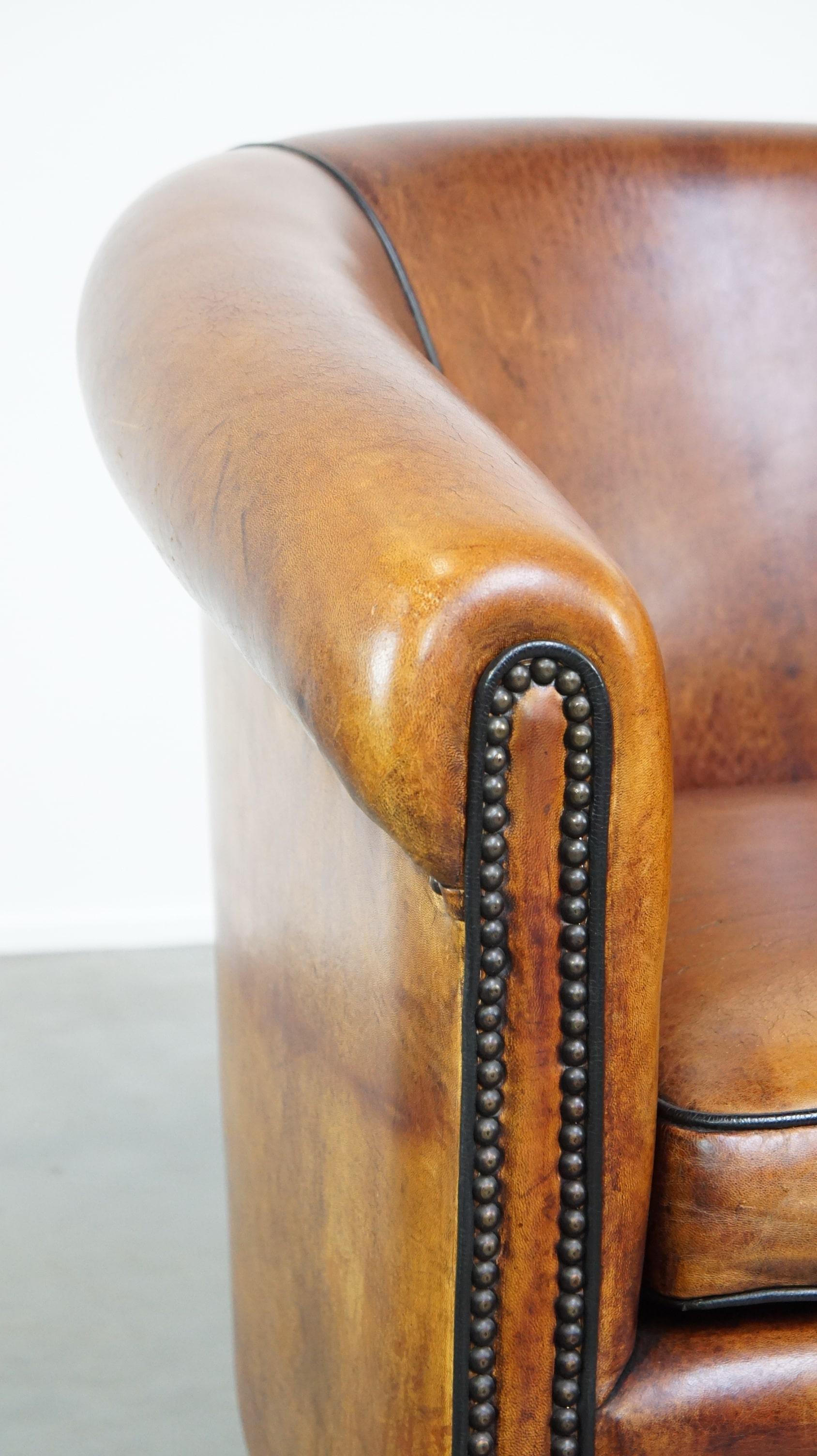 Luxuriously designed vintage sheep leather club armchair with a premium finish For Sale 5