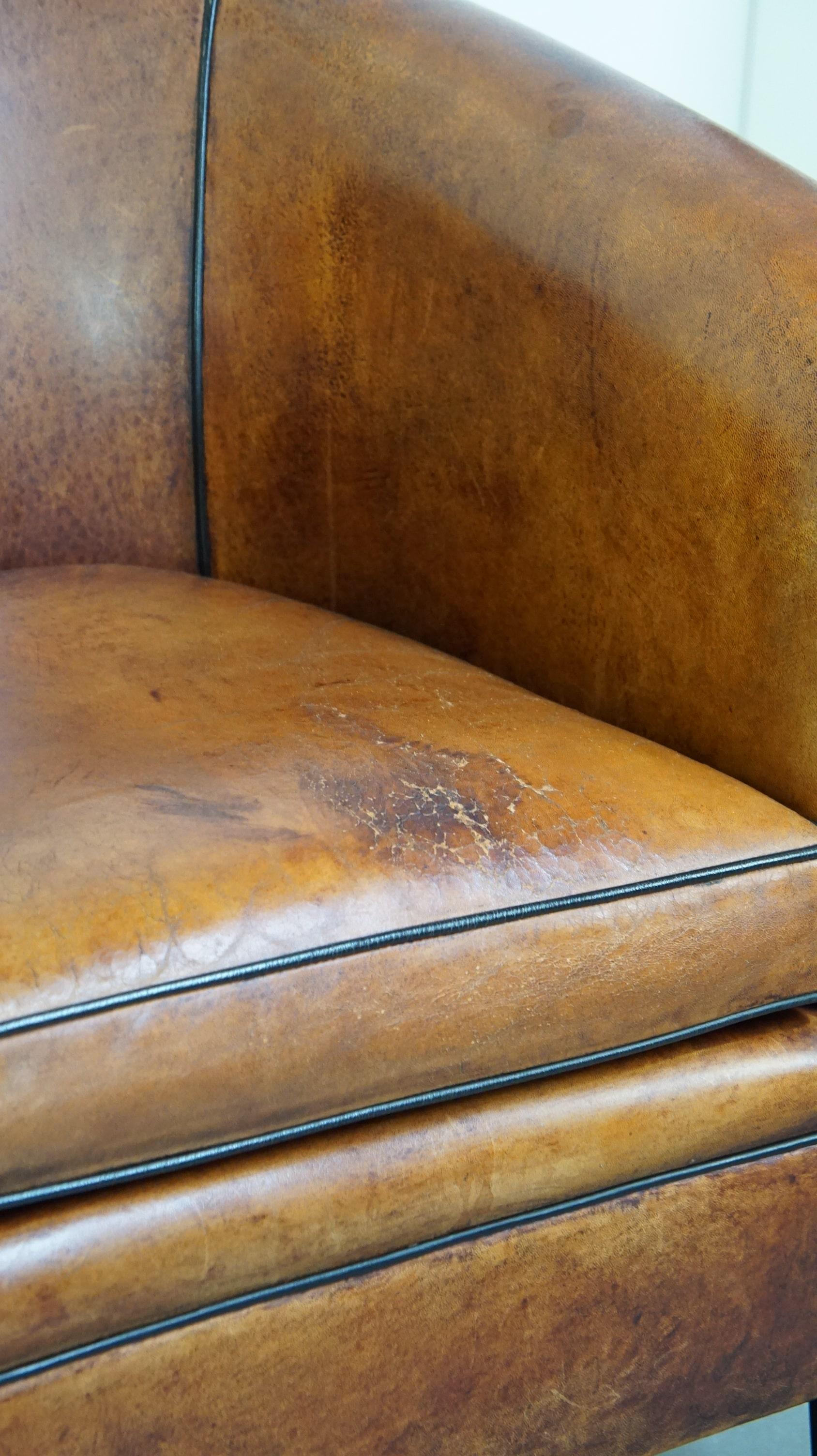 Luxuriously designed vintage sheep leather club armchair with a premium finish For Sale 6