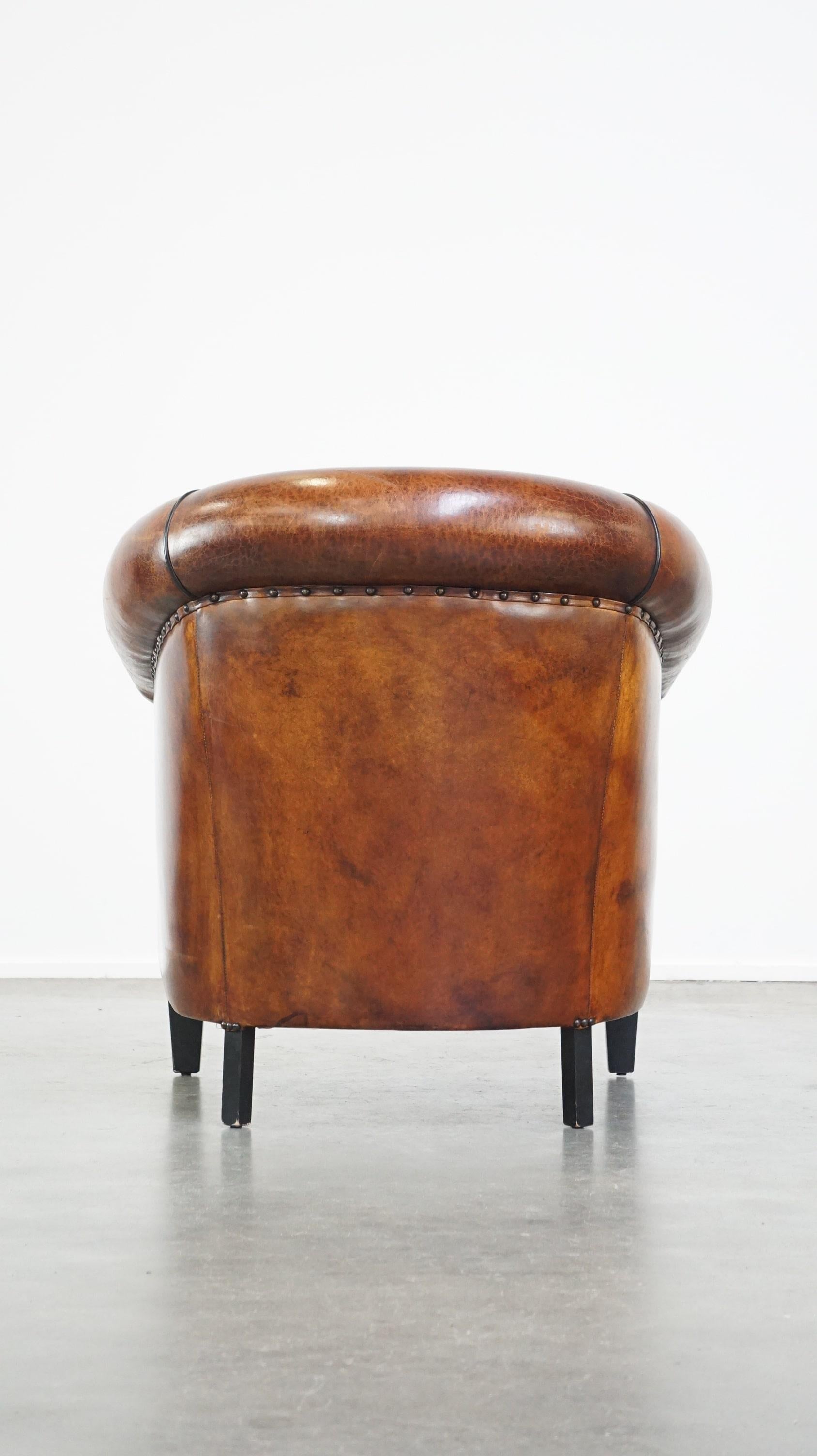 Luxuriously designed vintage sheep leather club armchair with a premium finish In Good Condition For Sale In Harderwijk, NL