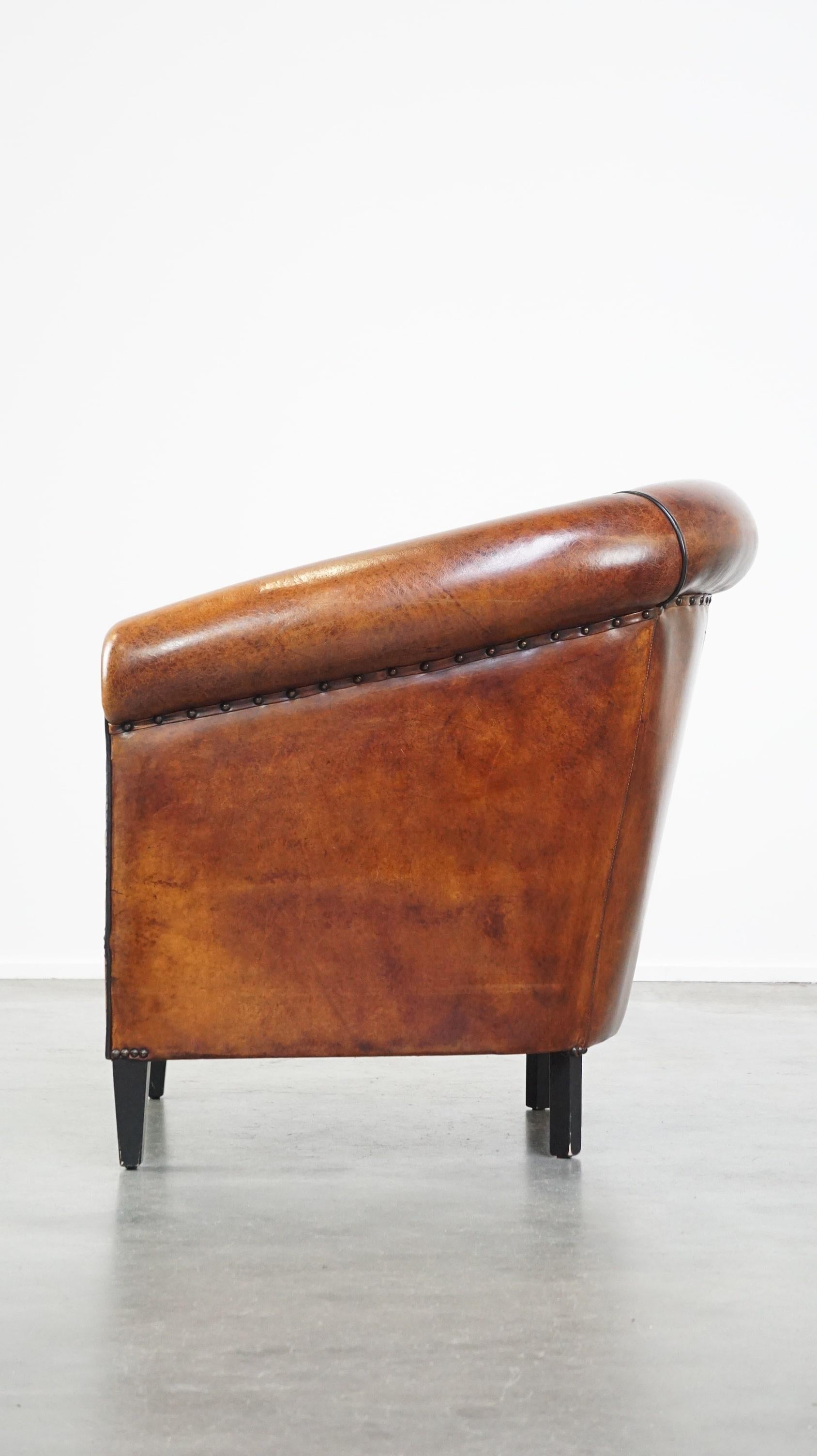 20th Century Luxuriously designed vintage sheep leather club armchair with a premium finish For Sale
