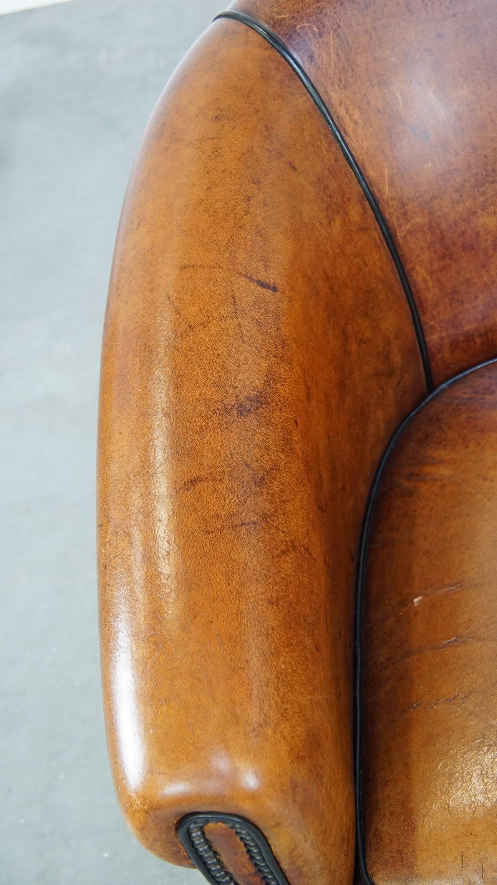 Luxuriously designed vintage sheep leather club armchair with a premium finish For Sale 1