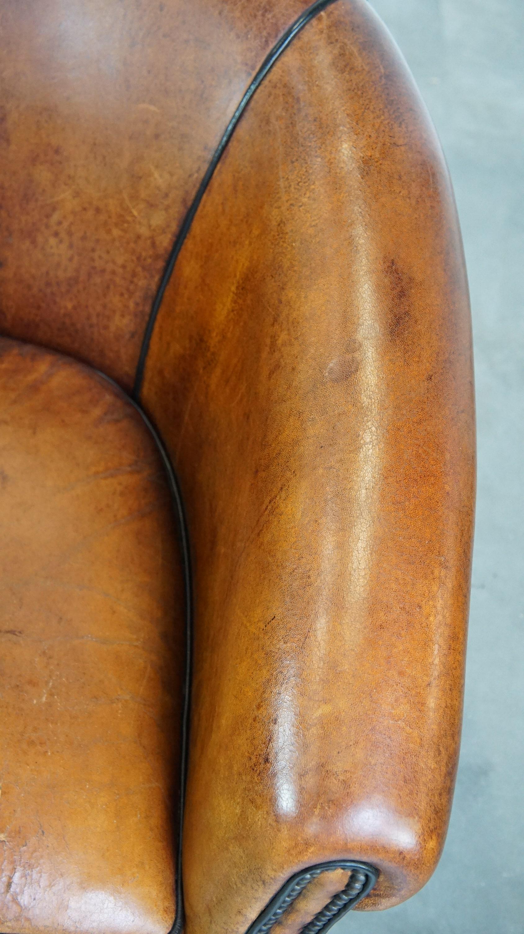 Luxuriously designed vintage sheep leather club armchair with a premium finish For Sale 2