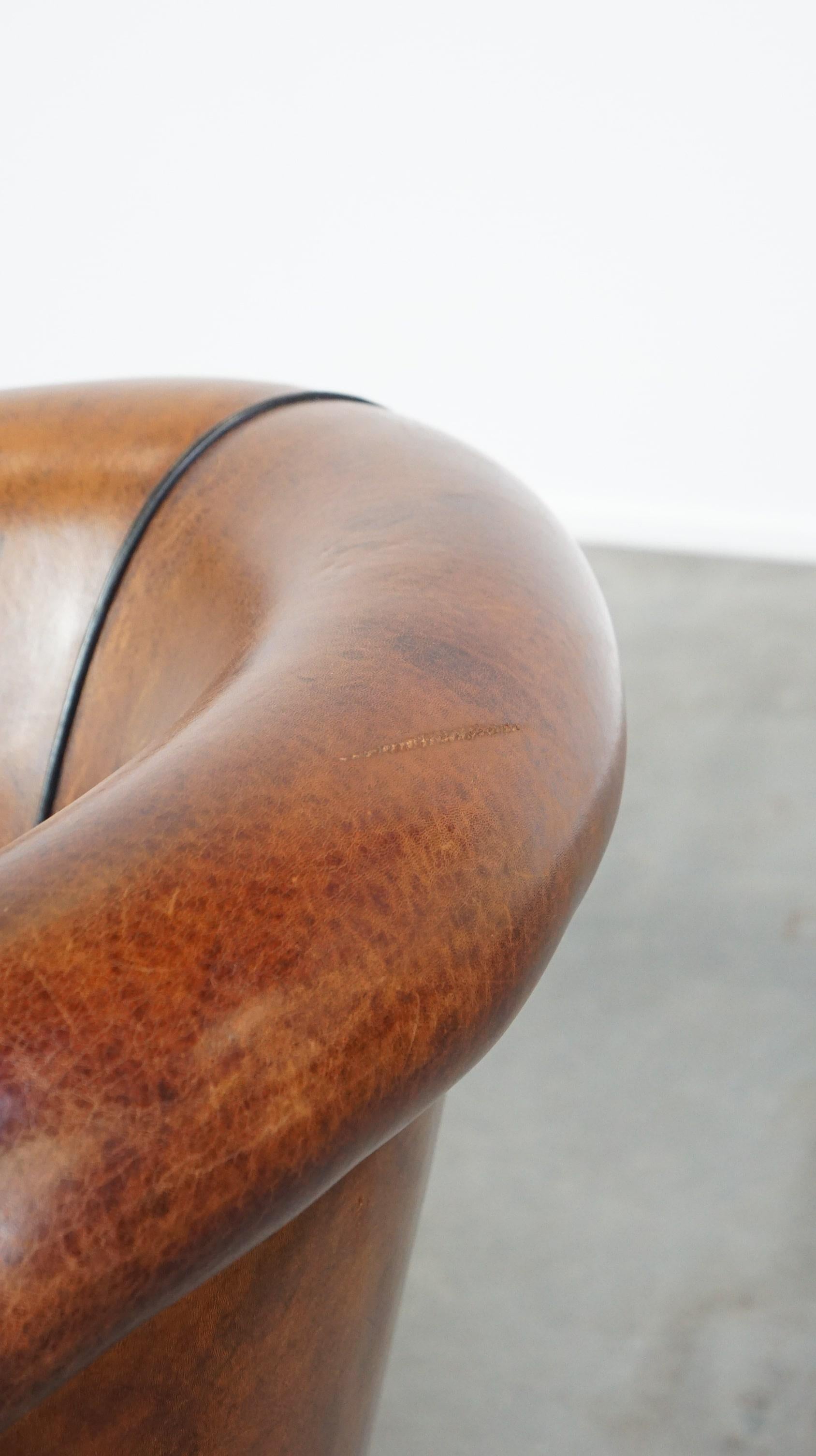 Luxuriously designed vintage sheep leather club armchair with a premium finish For Sale 3