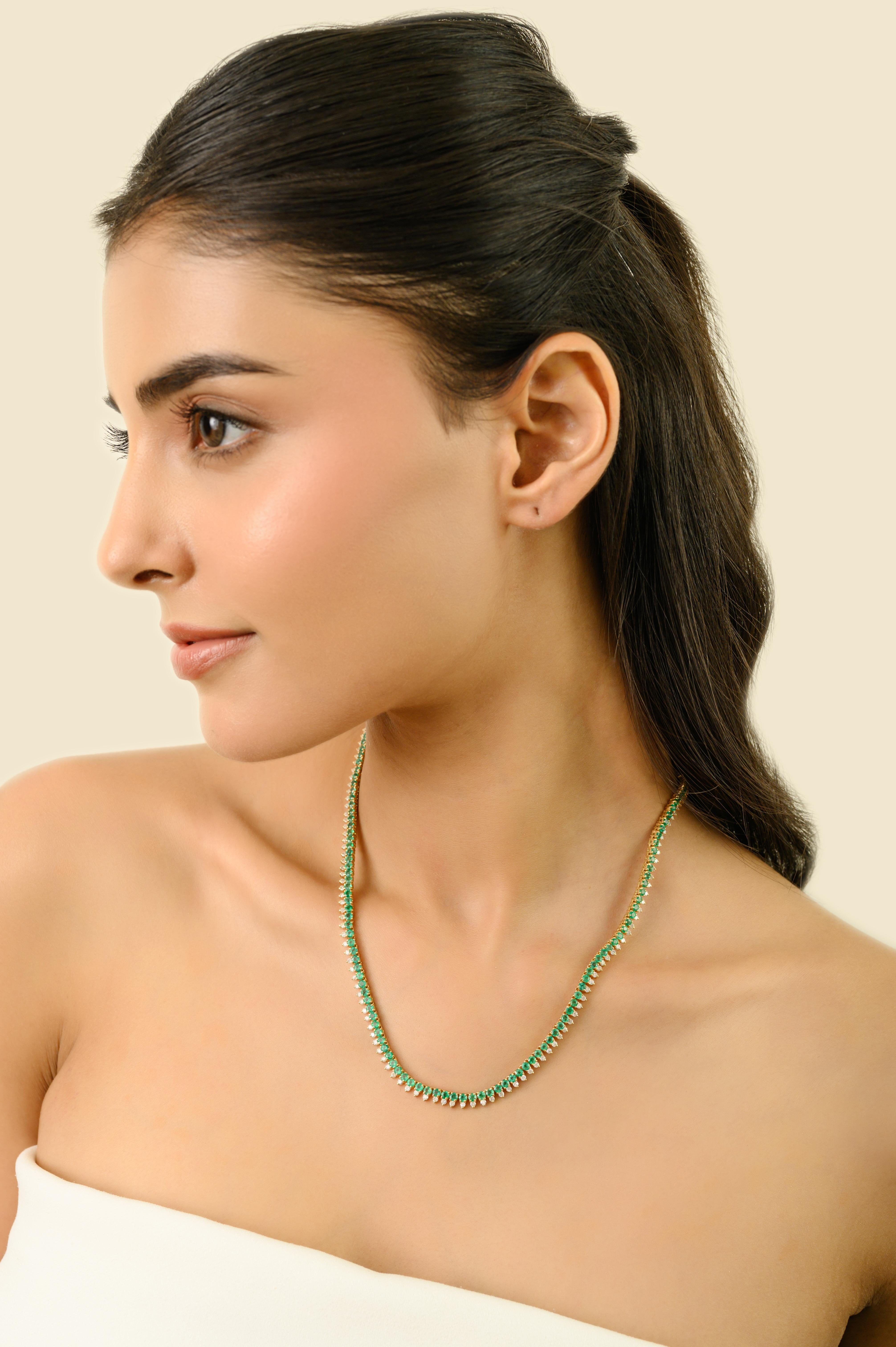 Diese auffällige Halskette im Tennisstil besteht aus einer durchgehenden Reihe lebendiger Smaragde im Rundschliff mit einem Gesamtgewicht von ca. 10,2 Karat, die in reichhaltigem 18-karätigem Gelbgold gefasst sind und ein leuchtendes, sattes Grün