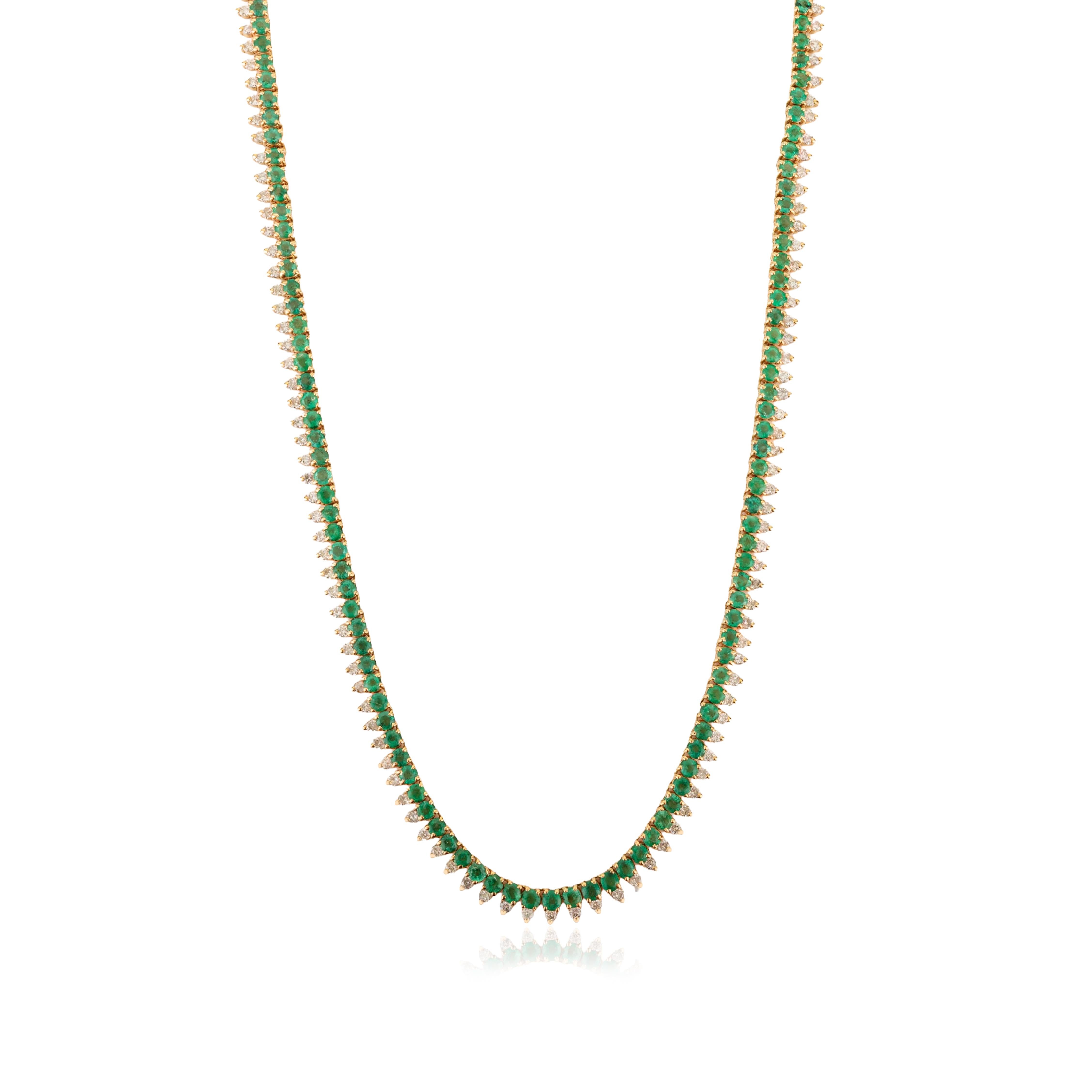 Luxuriöse 10,2 CTW Smaragd 
3,45 CTW Diamant Tennis-Halskette aus 18K Gelbgold im Angebot