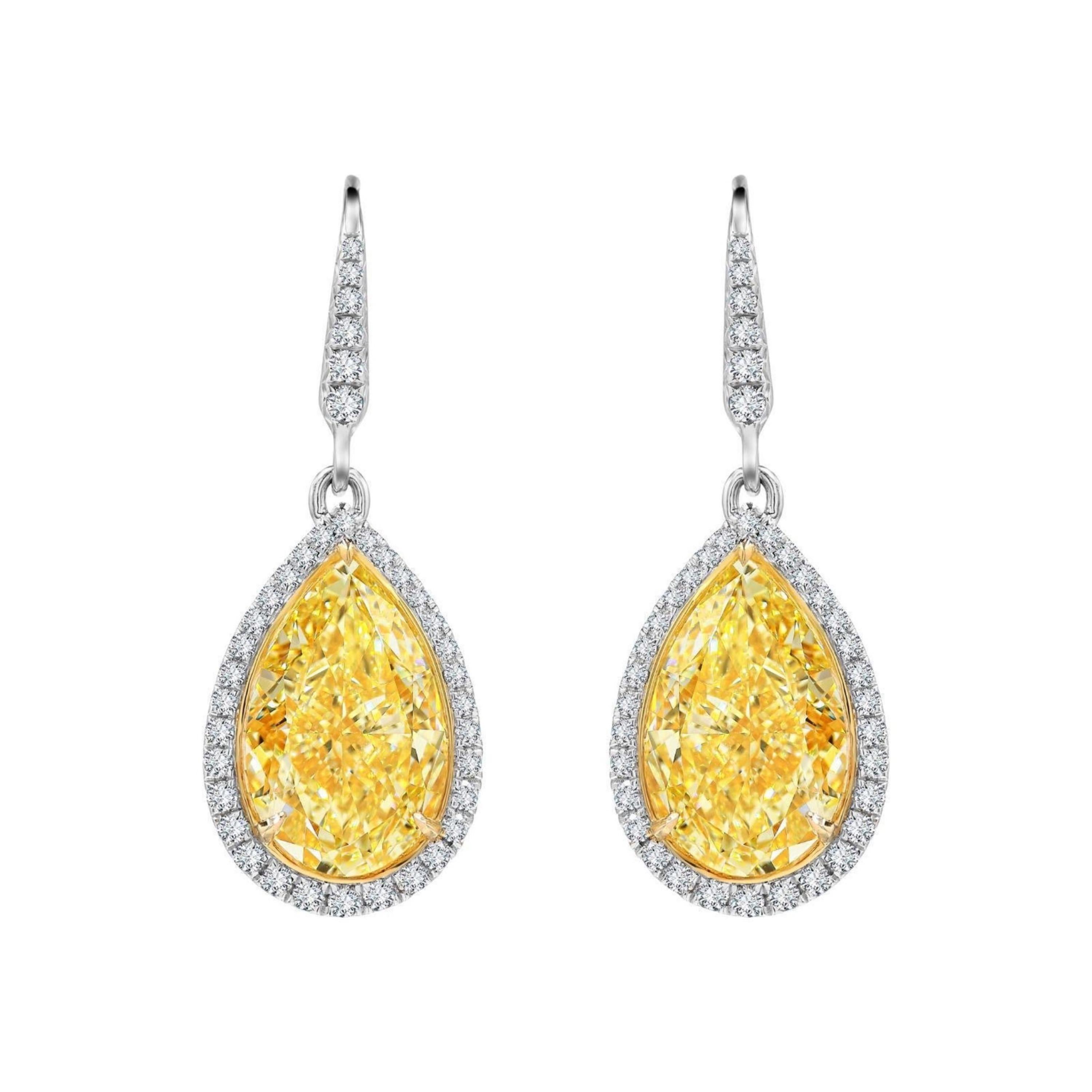 Pendants d'oreilles de luxe en diamant poire de 12,11ct Fancy Light Yellow  Certifié GIA en vente 2
