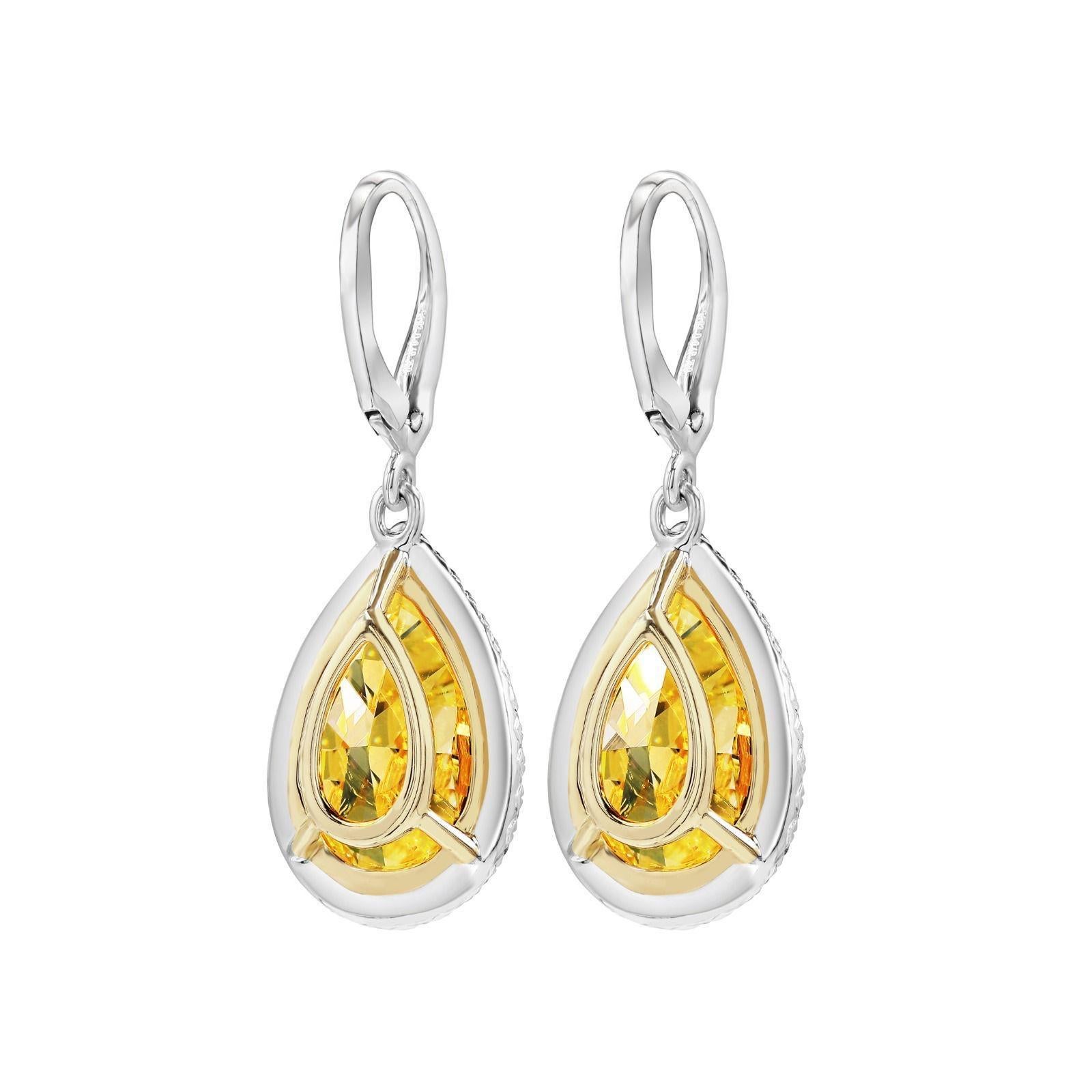 Pendants d'oreilles de luxe en diamant poire de 12,11ct Fancy Light Yellow  Certifié GIA en vente 1