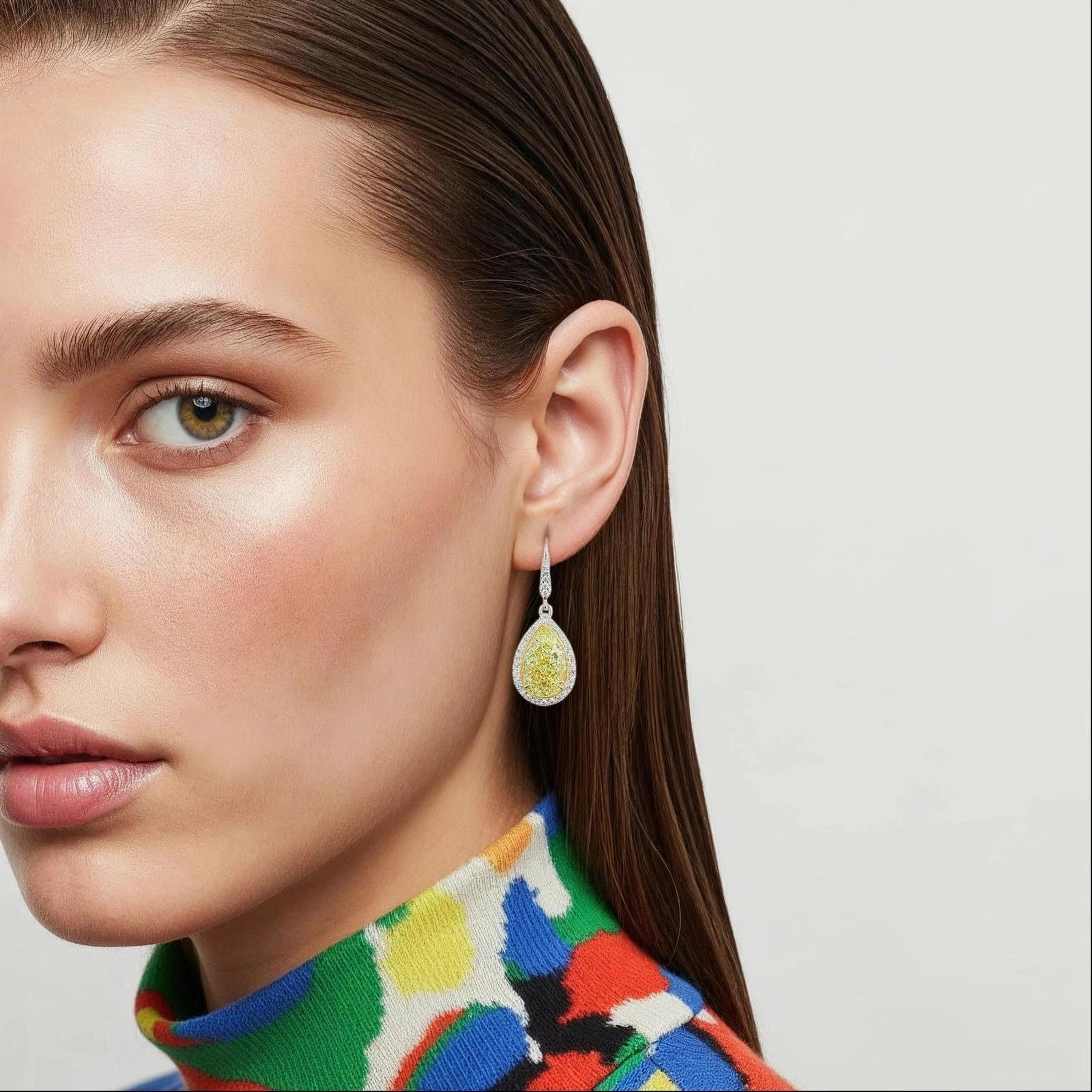 Pendants d'oreilles de luxe en diamant poire de 12,11ct Fancy Light Yellow  Certifié GIA en vente 1