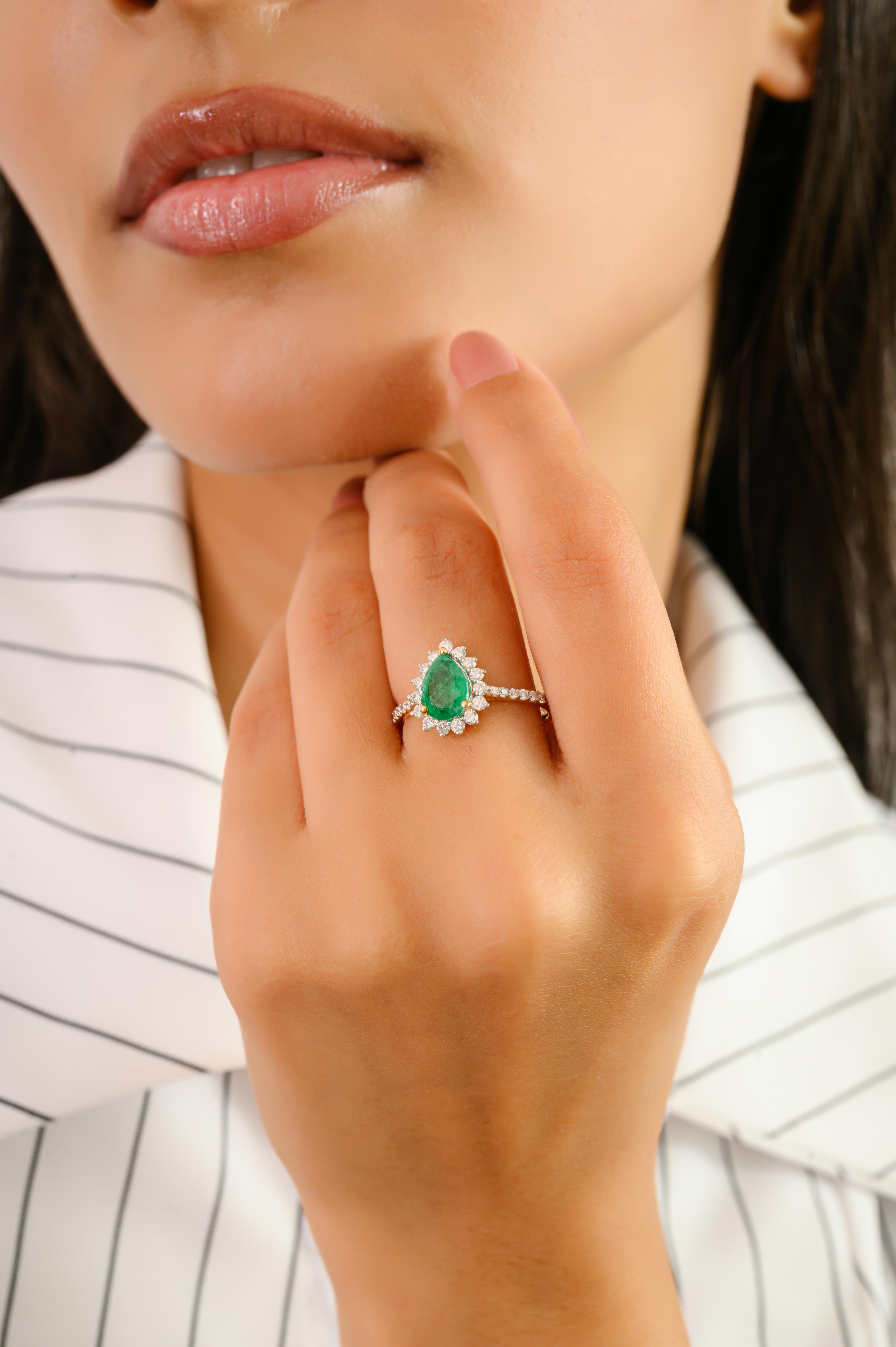 in vendita:  Anello di fidanzamento di lusso in oro giallo massiccio 14k con smeraldo a pera e diamante a forma di aureola 4