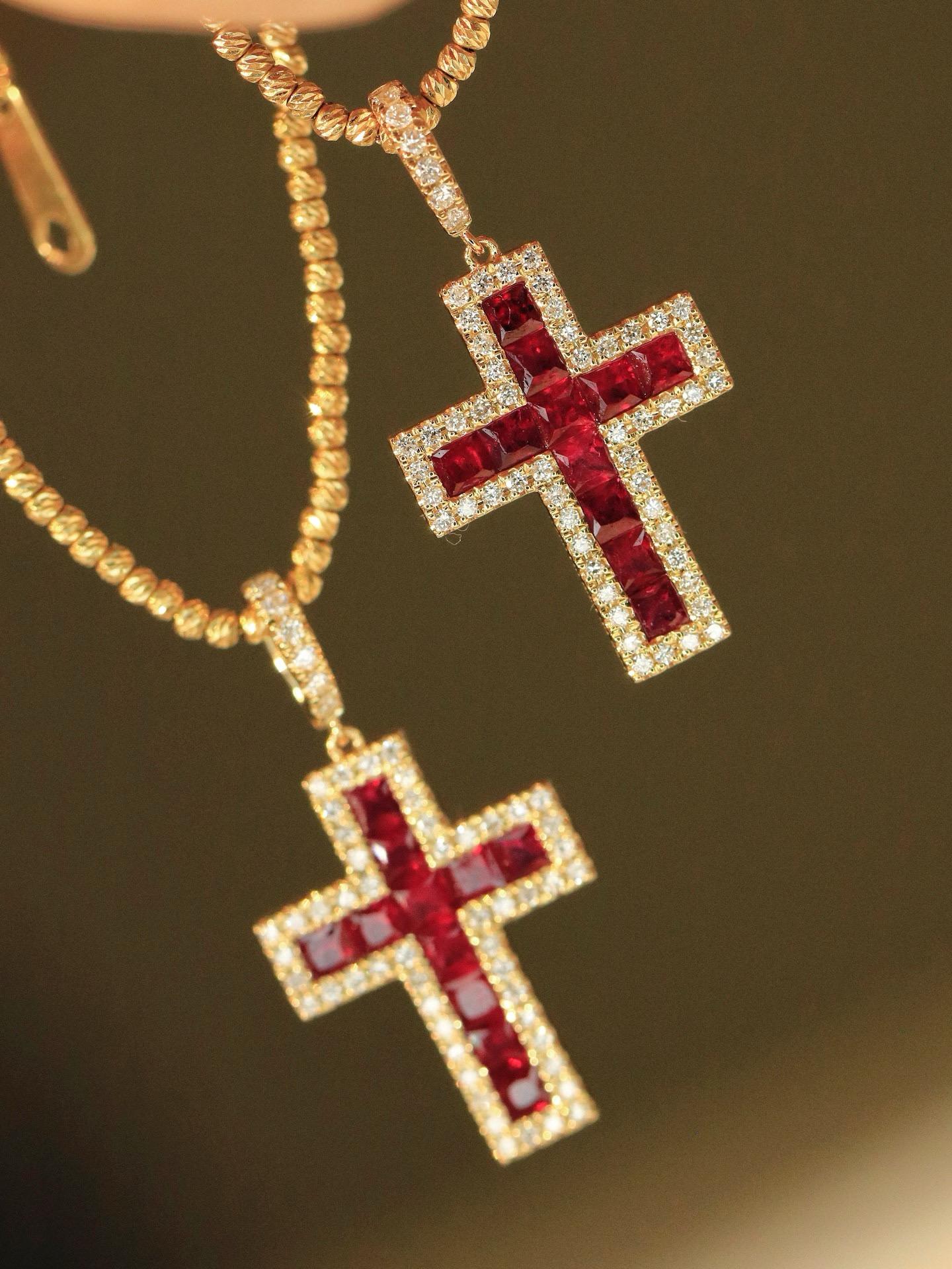 Modern Luxury 18K Gold 0.80ct Ruby Diamond Cross Pendant For Sale
