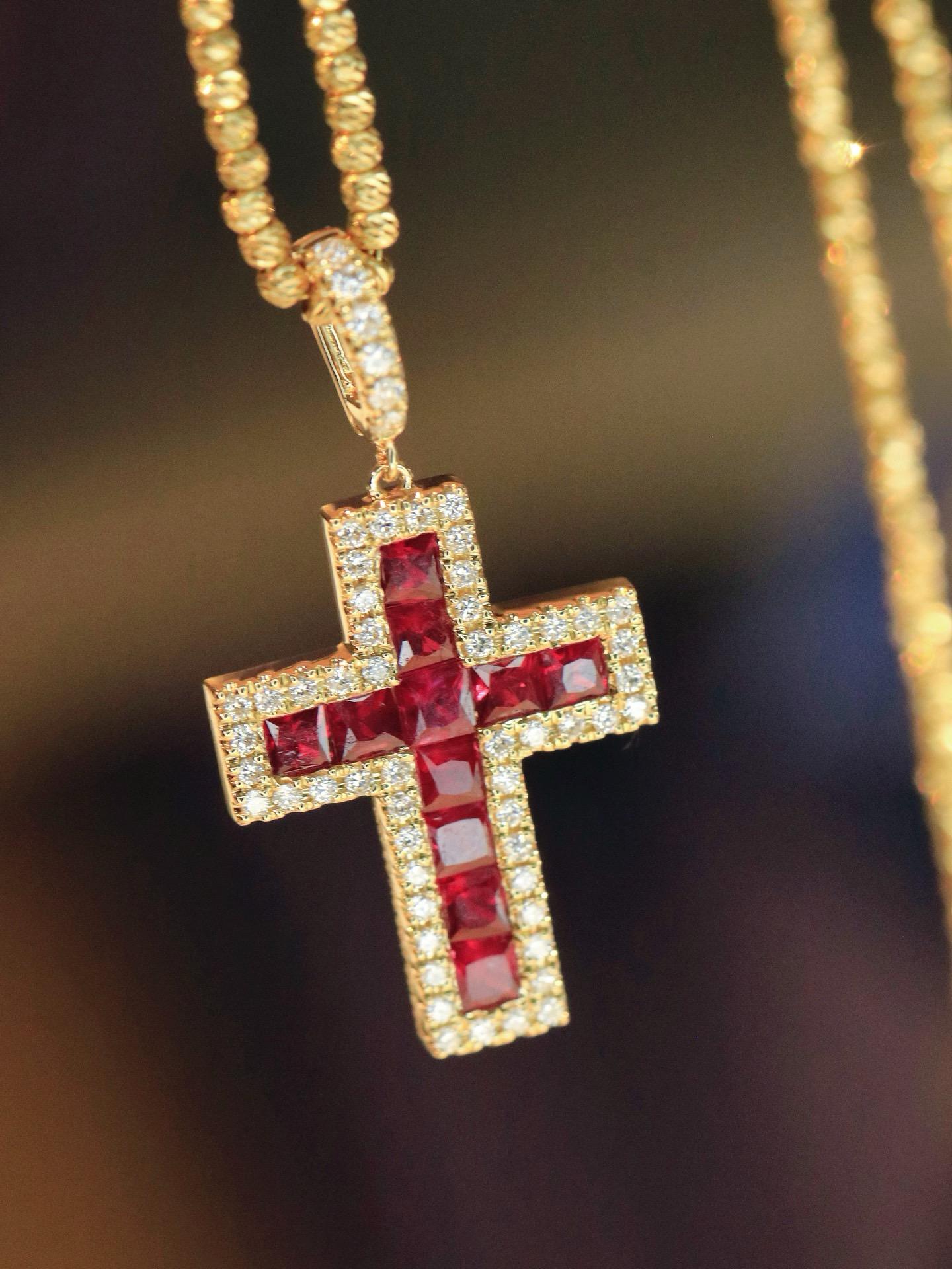 Round Cut Luxury 18K Gold 0.80ct Ruby Diamond Cross Pendant For Sale