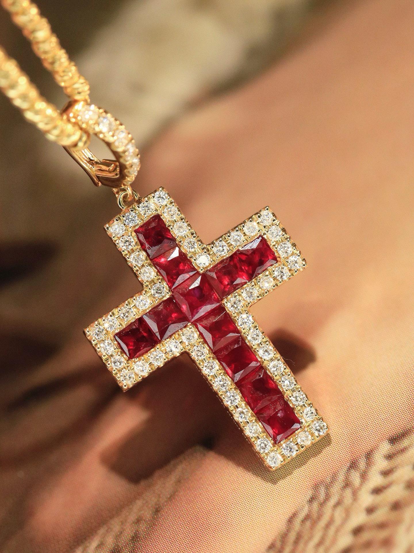 Luxury 18K Gold 0.80ct Ruby Diamond Cross Pendant In New Condition For Sale In Kowloon, HK