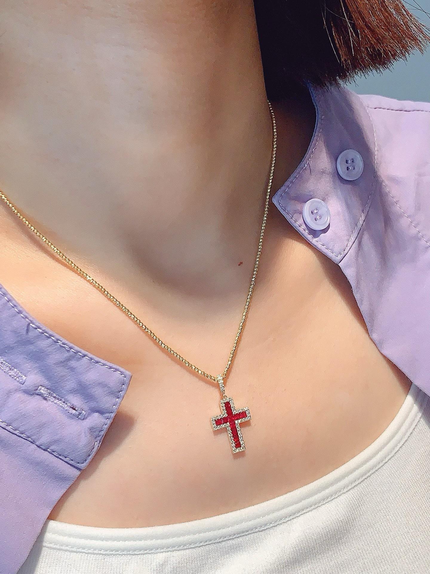 Luxury 18K Gold 0.80ct Ruby Diamond Cross Pendant For Sale 2