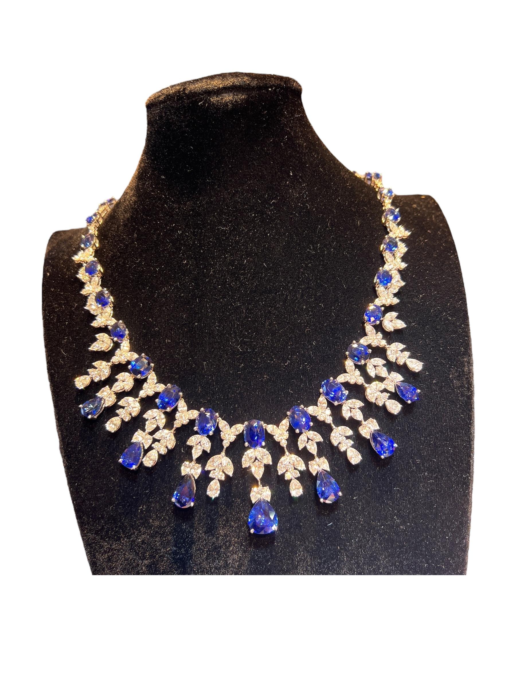 Taglio misto Collana di lusso in oro bianco 18k con zaffiro di Ceylon e diamanti, 82,58 carati in vendita