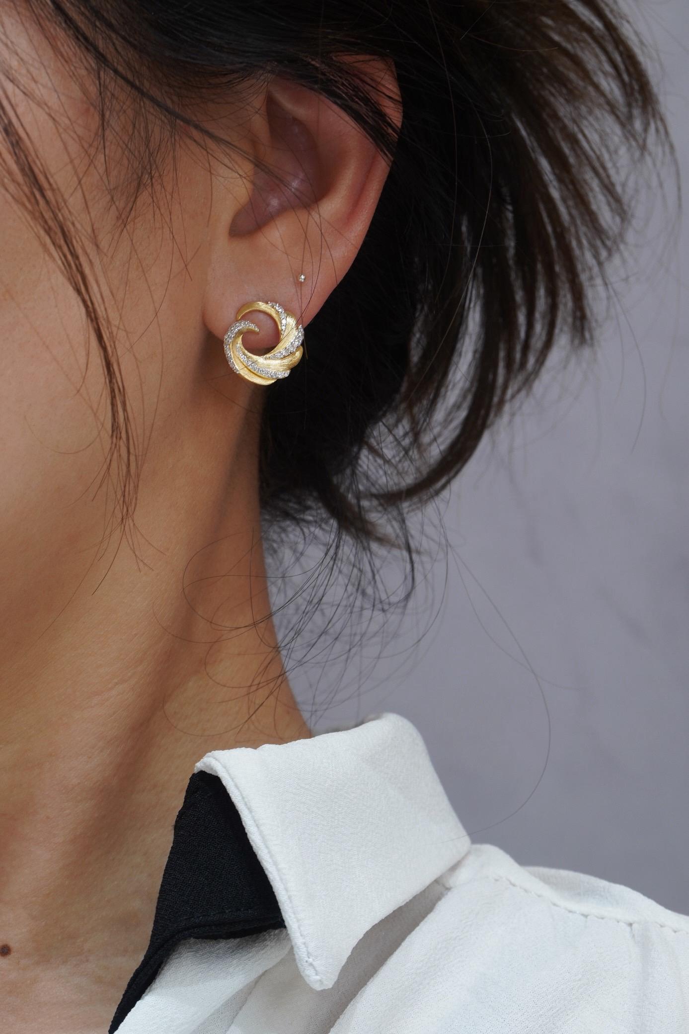 Moderne Boucles d'oreilles de luxe en or jaune 18K avec diamants en forme de vagues en vente