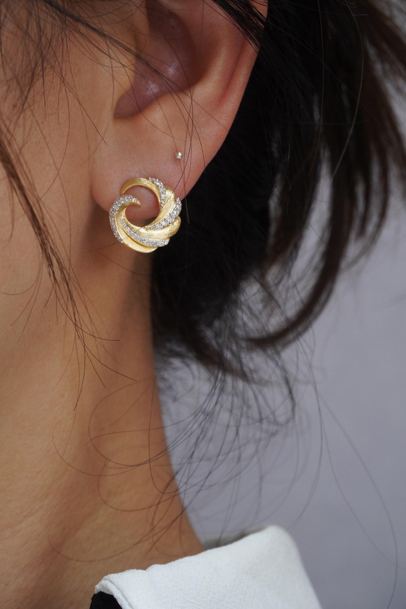 Taille ronde Boucles d'oreilles de luxe en or jaune 18K avec diamants en forme de vagues en vente