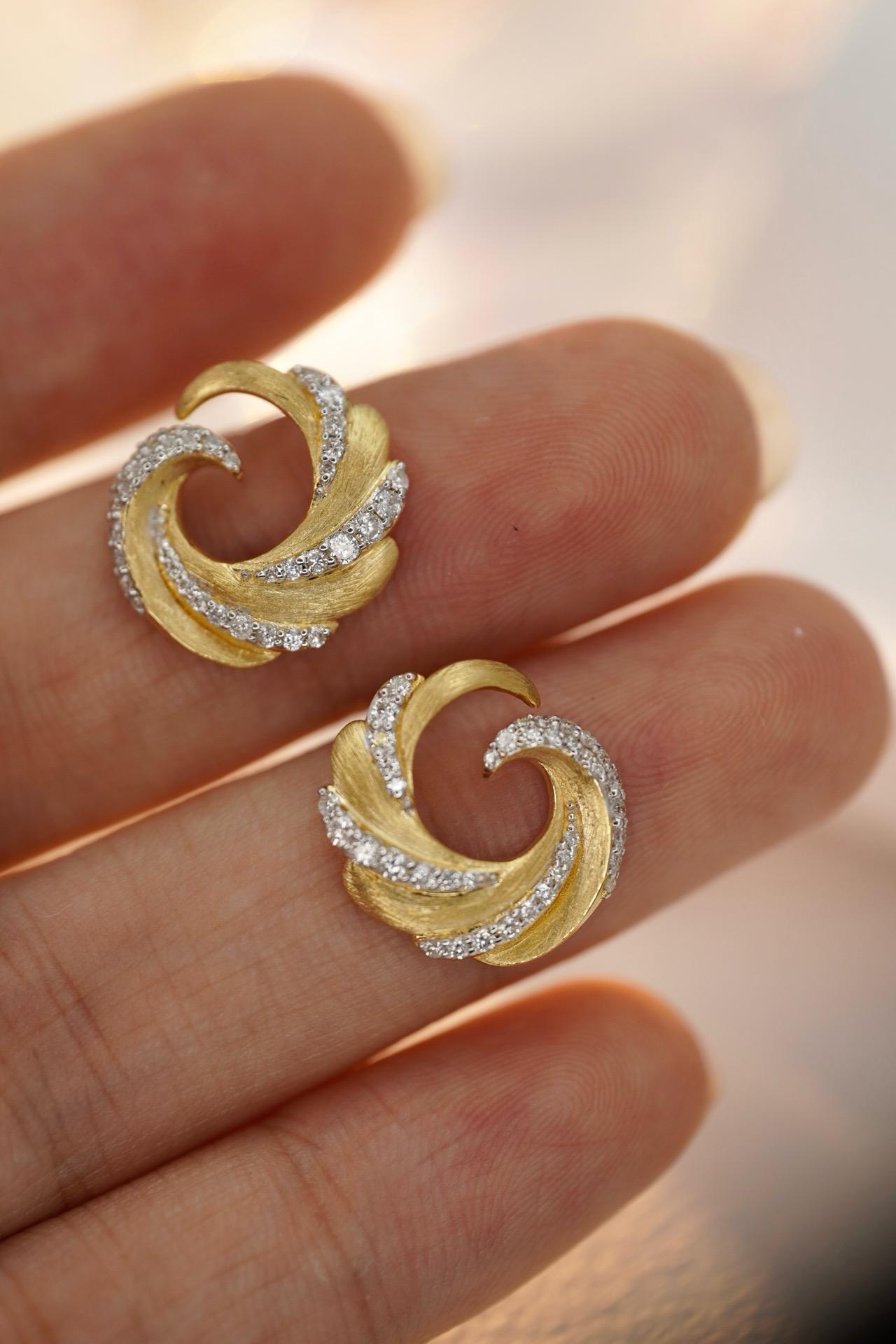 Boucles d'oreilles de luxe en or jaune 18K avec diamants en forme de vagues Neuf - En vente à Kowloon, HK