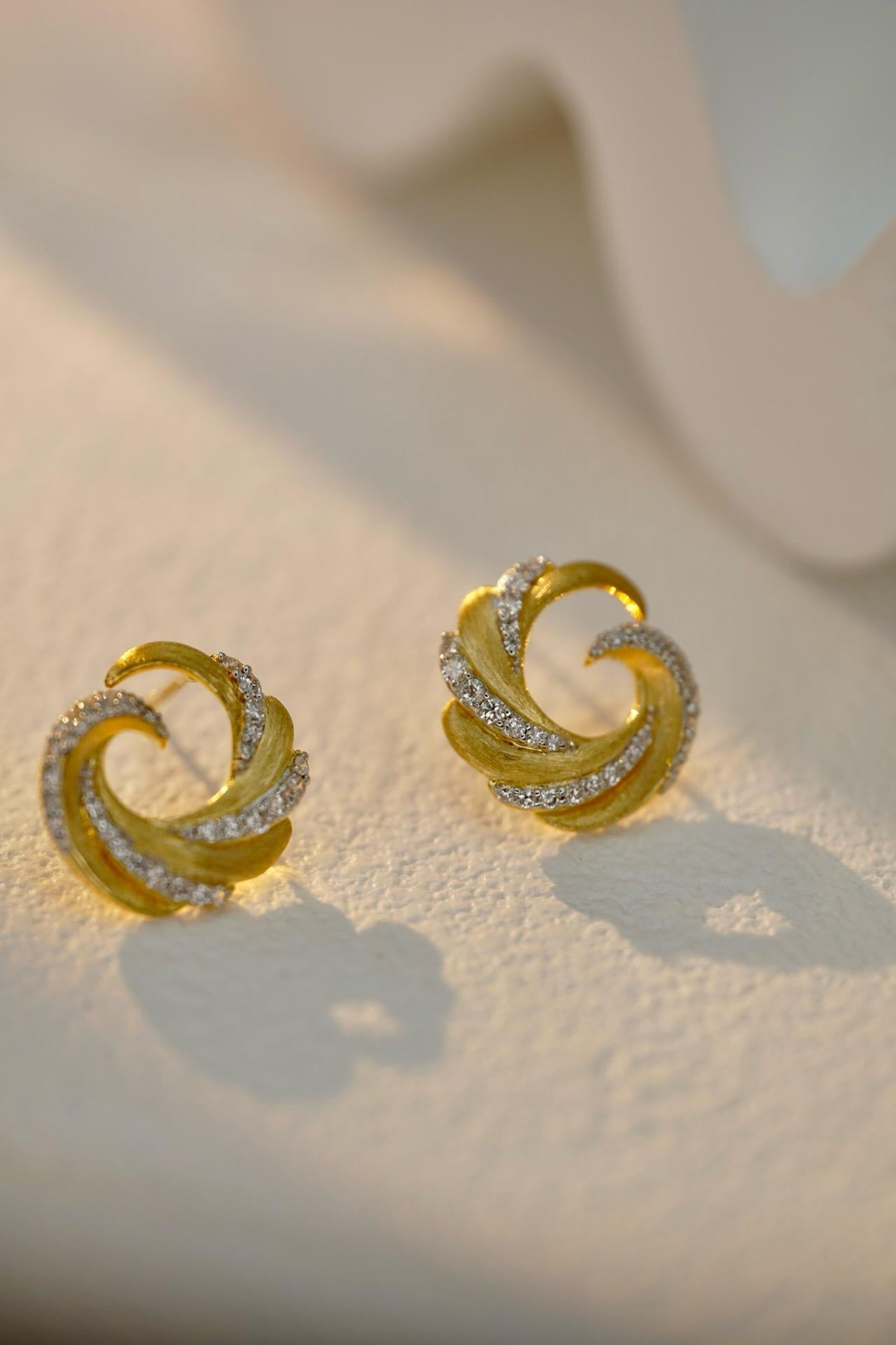 Boucles d'oreilles de luxe en or jaune 18K avec diamants en forme de vagues Unisexe en vente