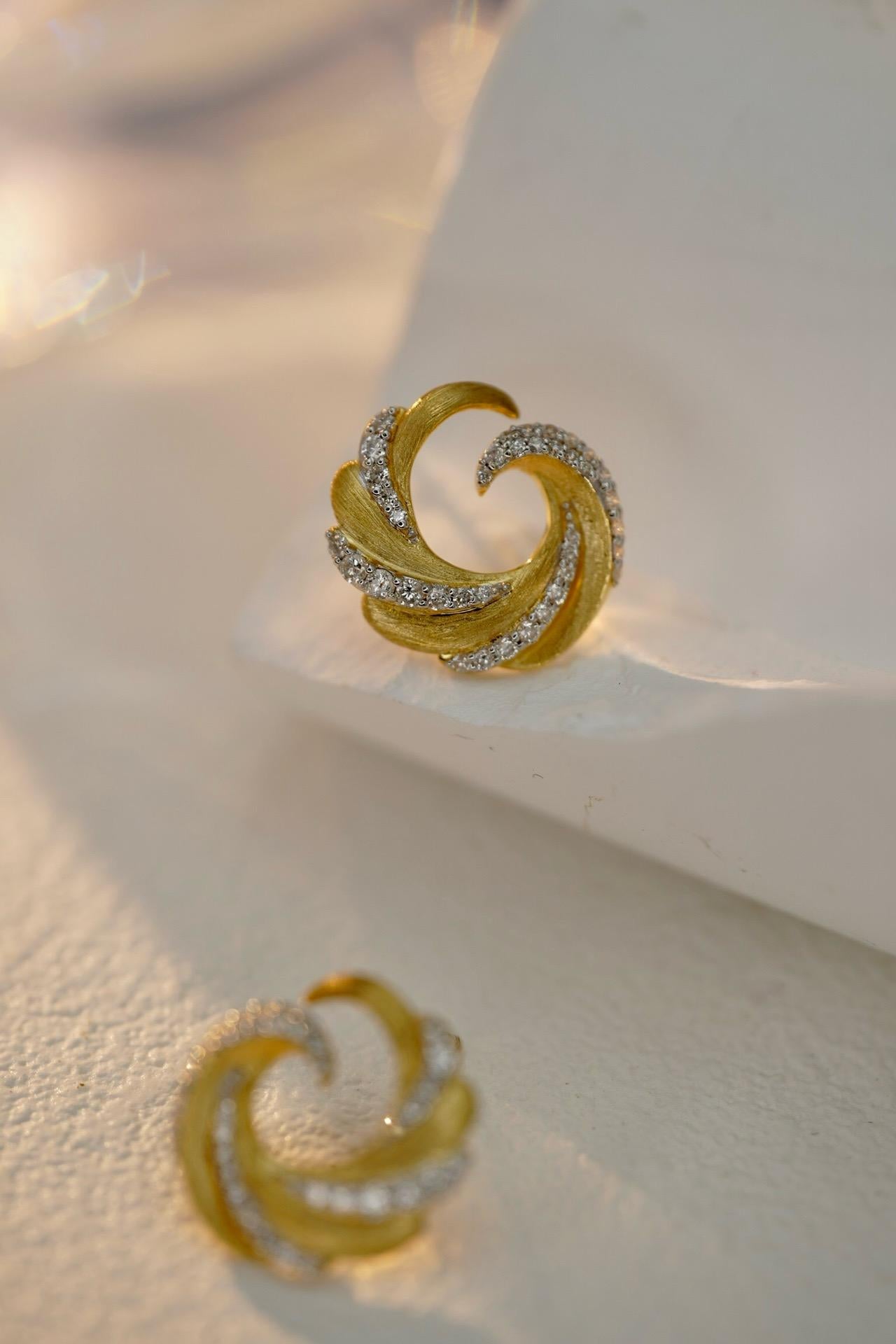 Boucles d'oreilles de luxe en or jaune 18K avec diamants en forme de vagues en vente 1