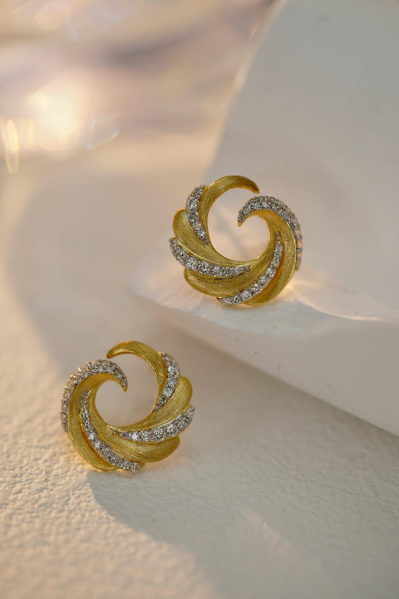 Boucles d'oreilles de luxe en or jaune 18K avec diamants en forme de vagues en vente 2