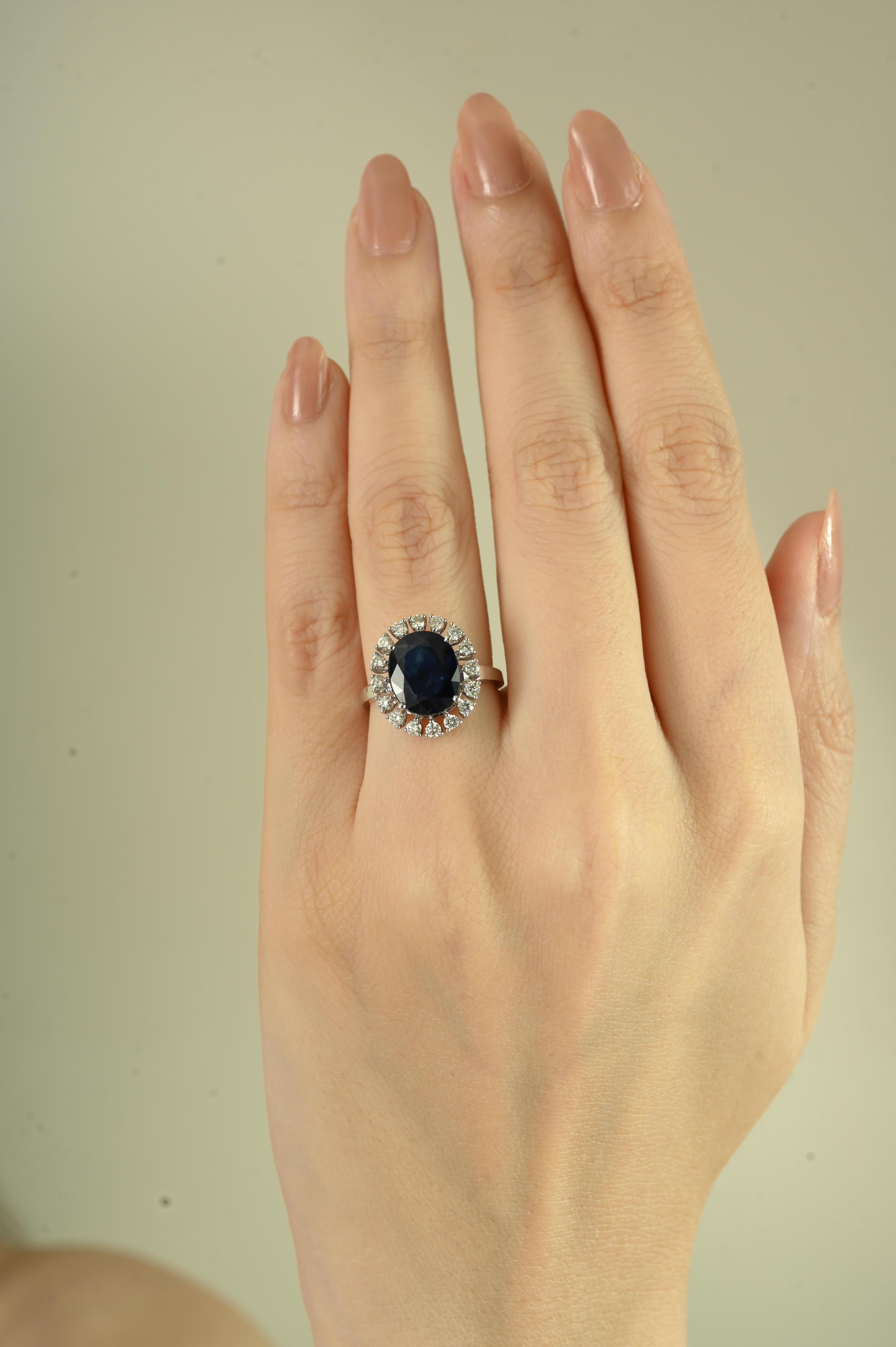 Im Angebot: Luxuriöser 4,5 Karat tiefblauer Saphir und Diamant Halo-Cocktailring aus 18k Gold () 4