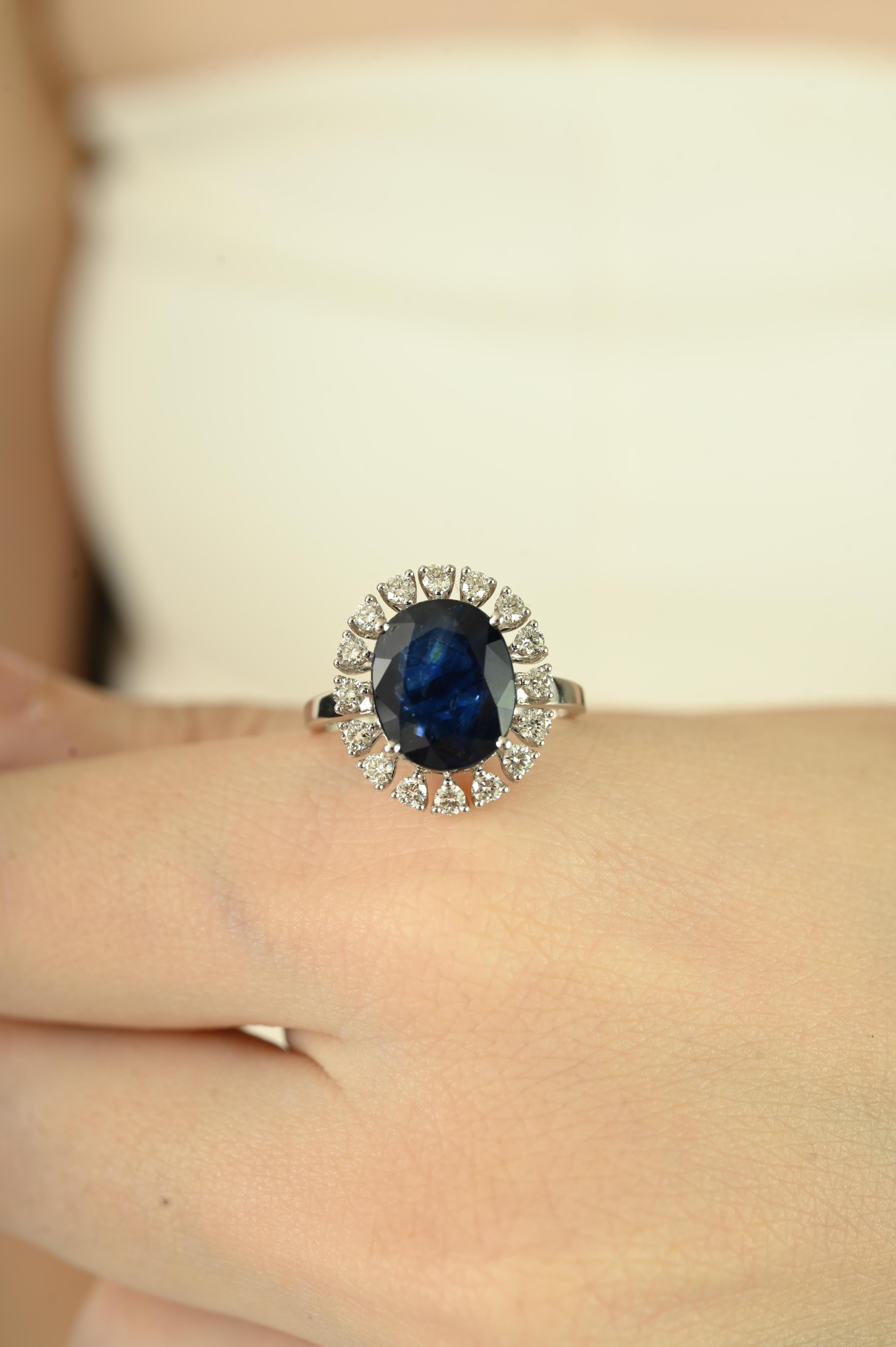 Im Angebot: Luxuriöser 4,5 Karat tiefblauer Saphir und Diamant Halo-Cocktailring aus 18k Gold () 6