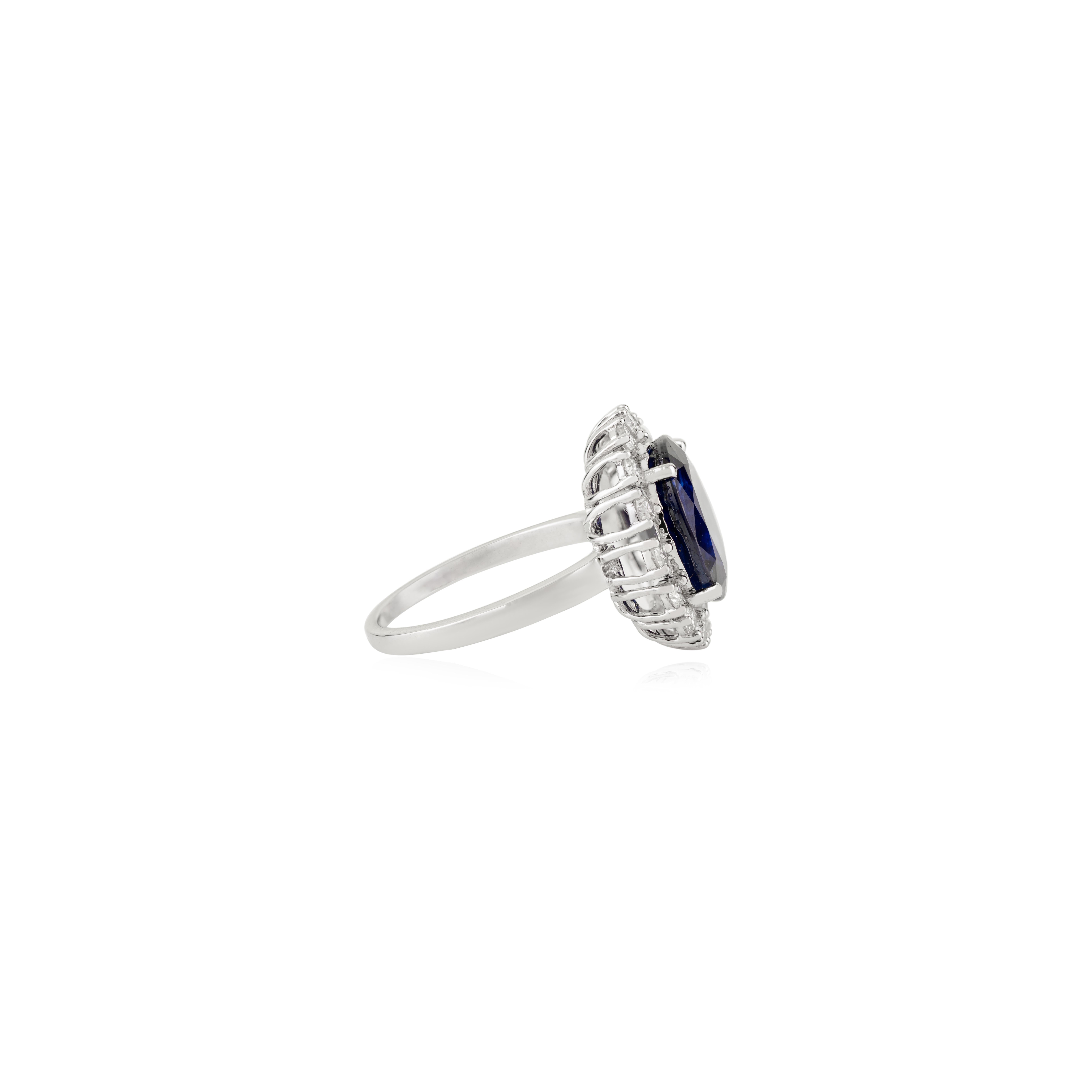 Im Angebot: Luxuriöser 4,5 Karat tiefblauer Saphir und Diamant Halo-Cocktailring aus 18k Gold () 7