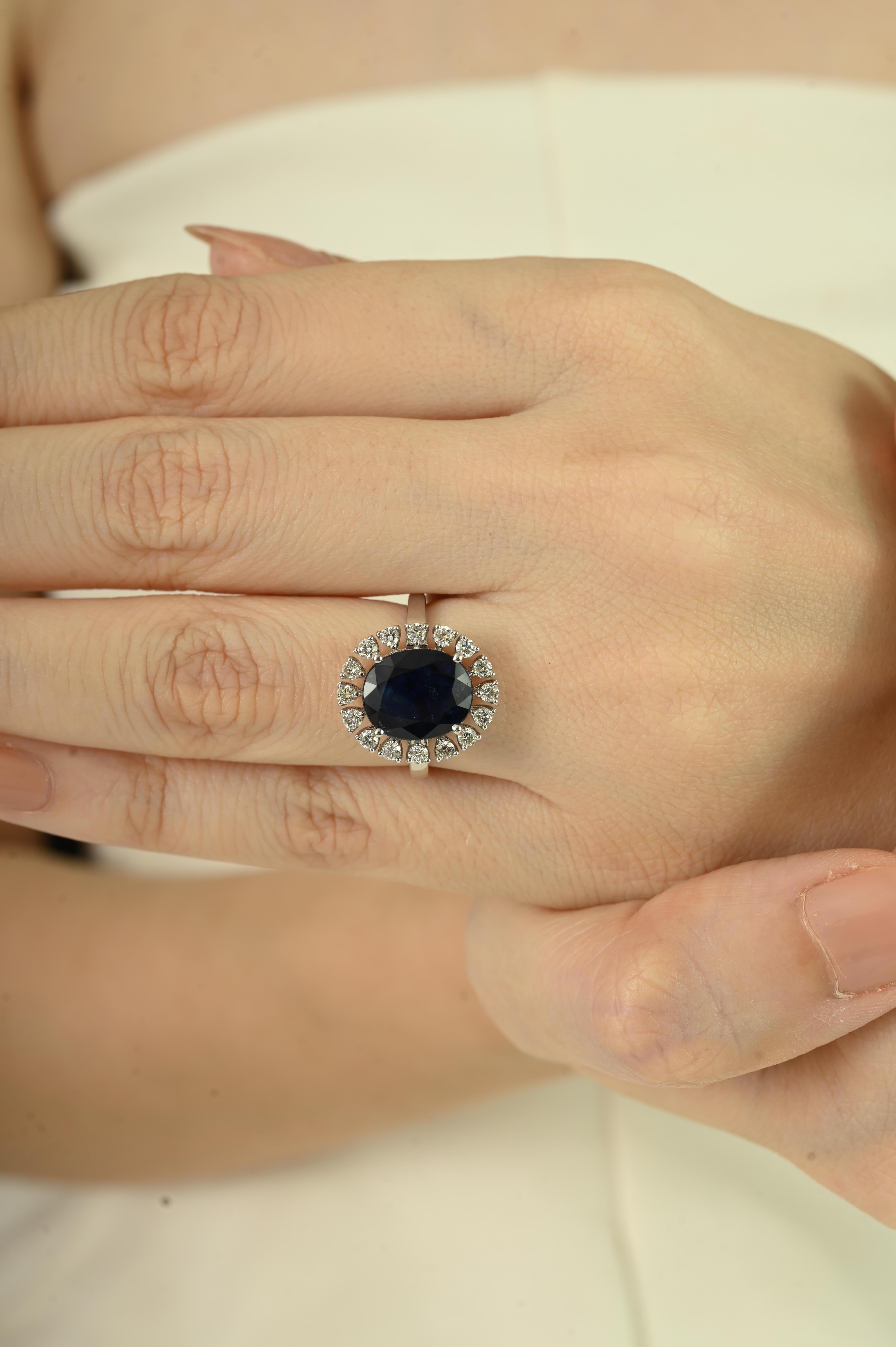 Im Angebot: Luxuriöser 4,5 Karat tiefblauer Saphir und Diamant Halo-Cocktailring aus 18k Gold () 8