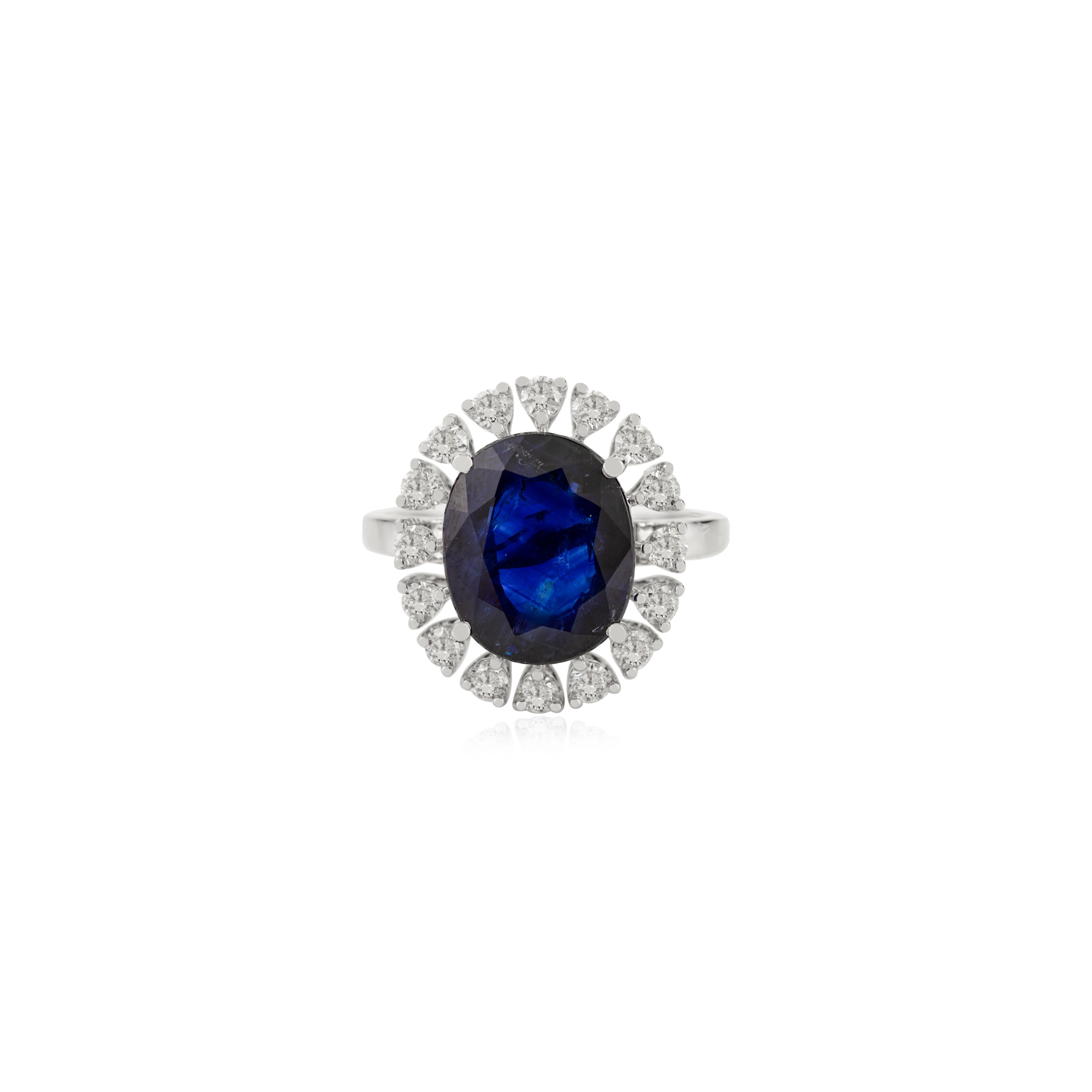 Im Angebot: Luxuriöser 4,5 Karat tiefblauer Saphir und Diamant Halo-Cocktailring aus 18k Gold () 9