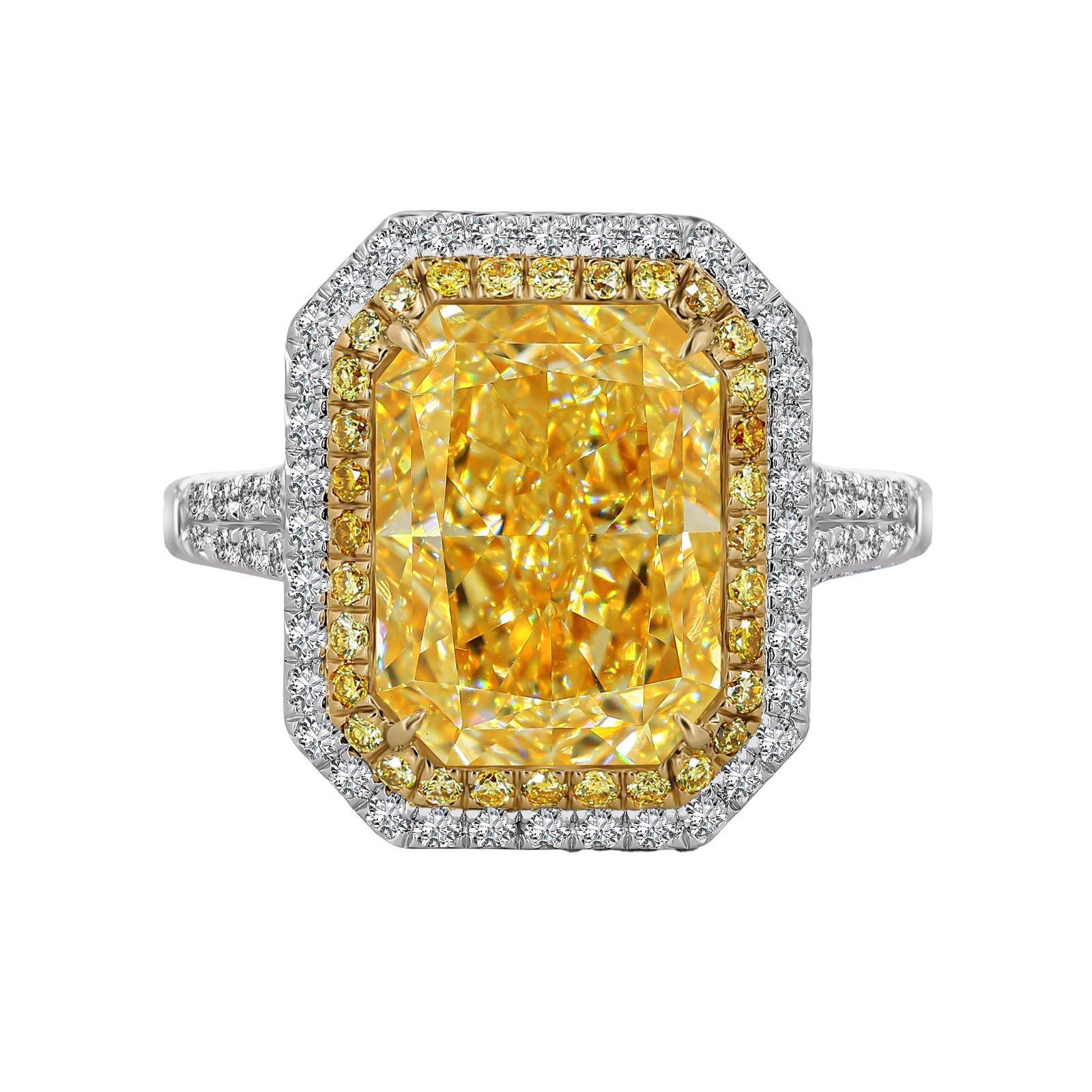 Women's Luxury 5.09ct Fancy Light Yellow Radiant Diamond Cocktail Ring 18K Gold GIA For Sale