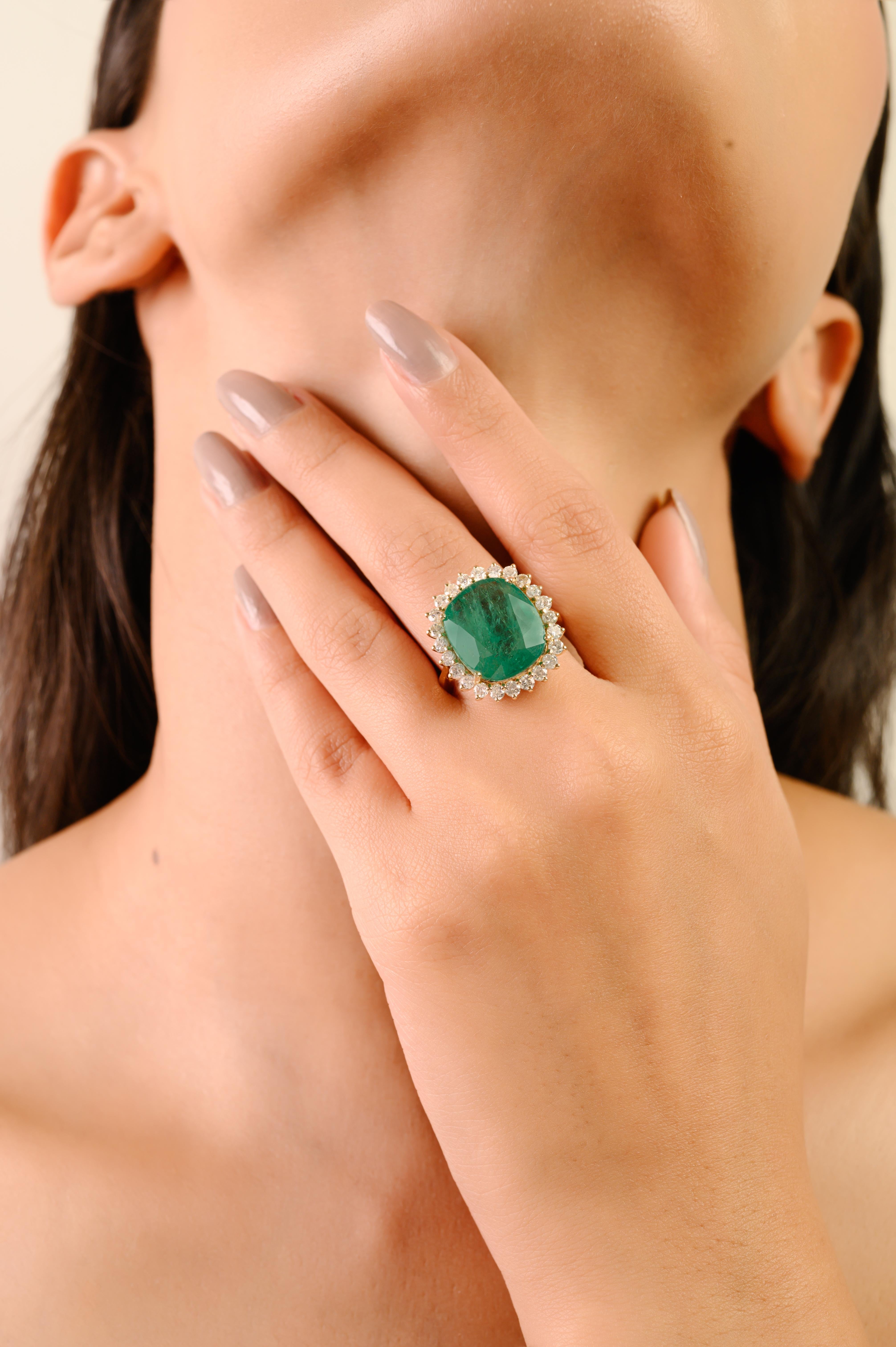 En vente :  Bague cocktail de luxe en or jaune 14K avec émeraude de 9,17 ct et halo de diamants de 1,1 ct 2