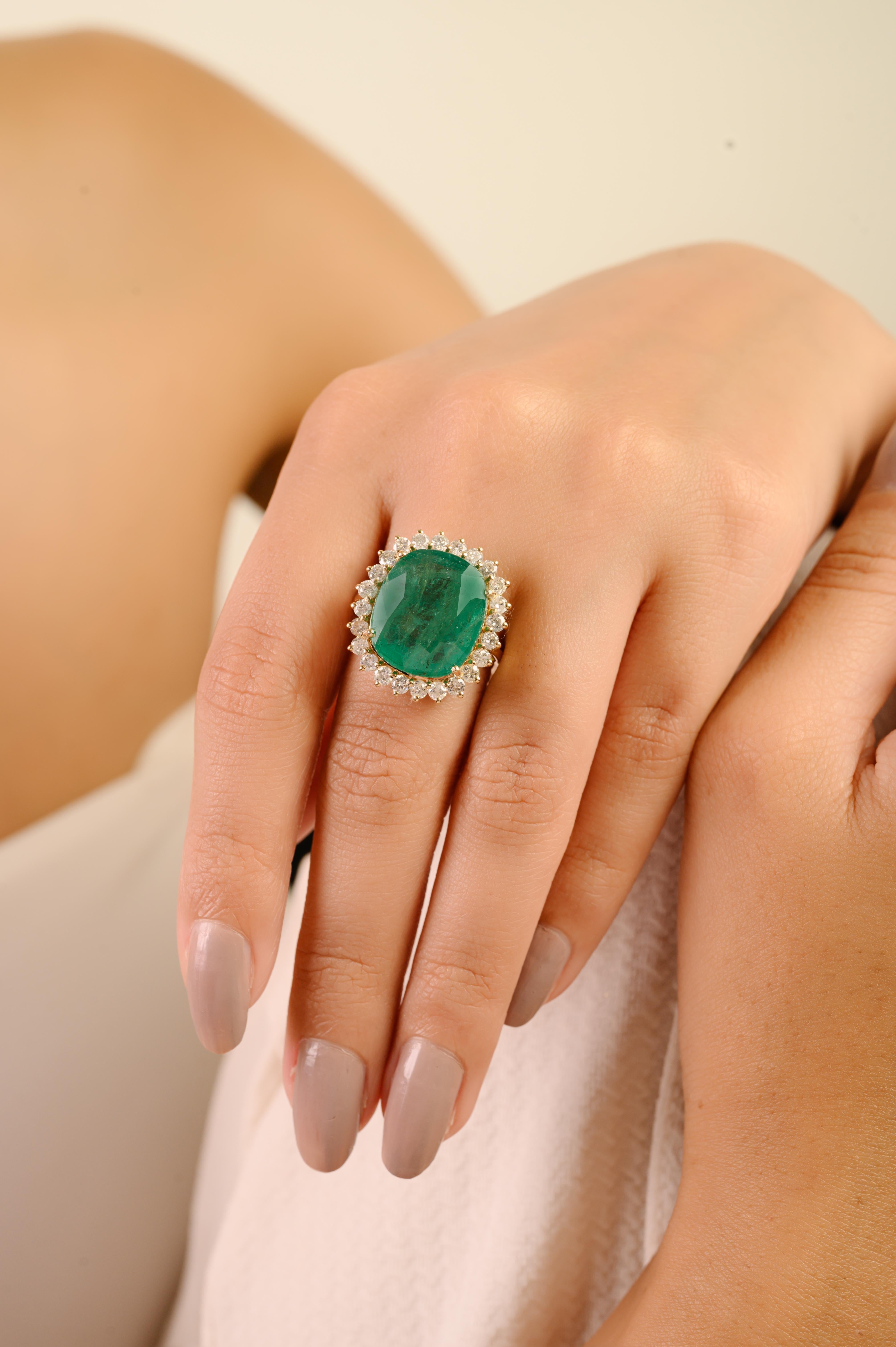 En vente :  Bague cocktail de luxe en or jaune 14K avec émeraude de 9,17 ct et halo de diamants de 1,1 ct 4