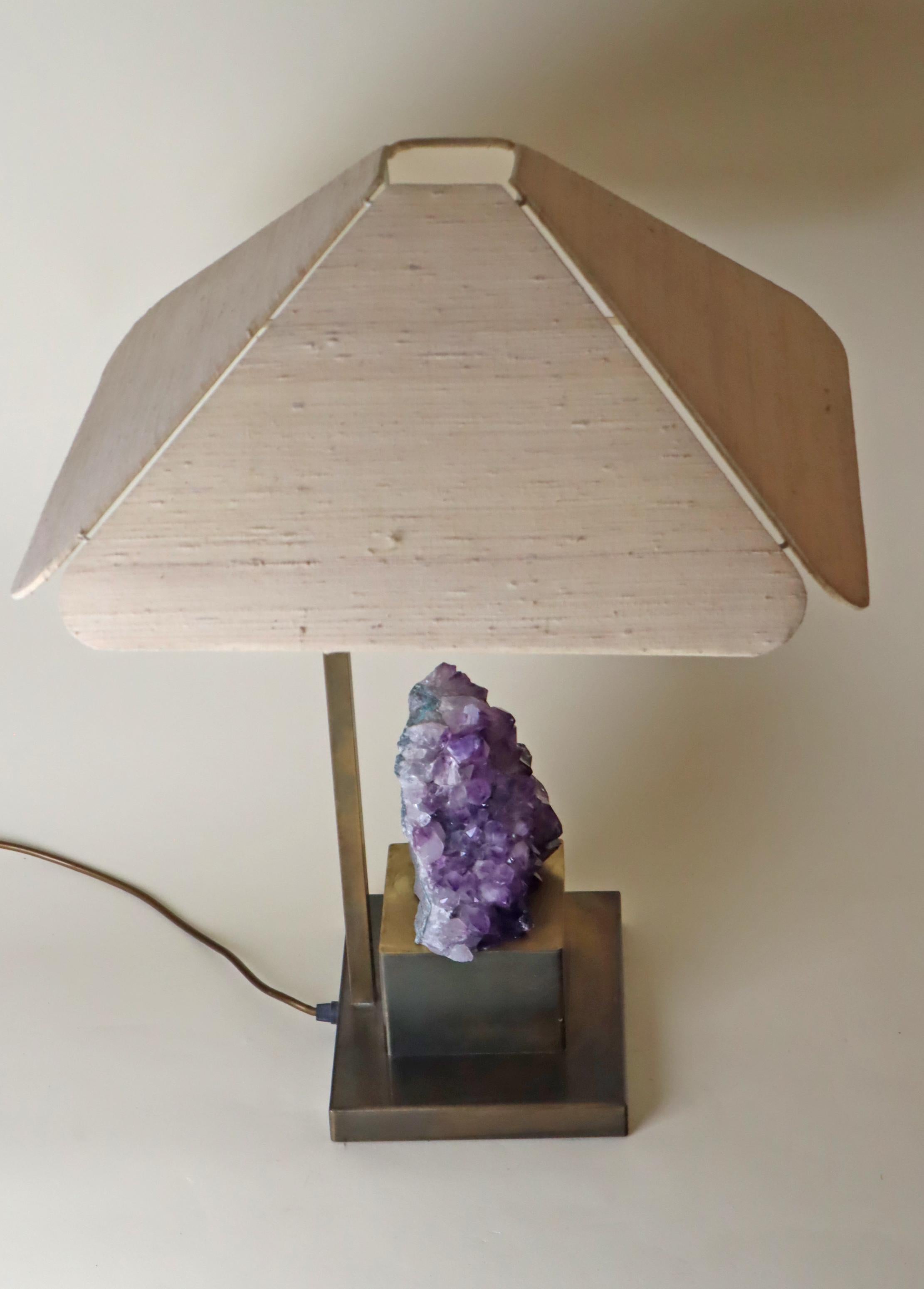 Lampe de table luxueuse en laiton avec abat-jour en soie naturelle et améthyste en vente 4