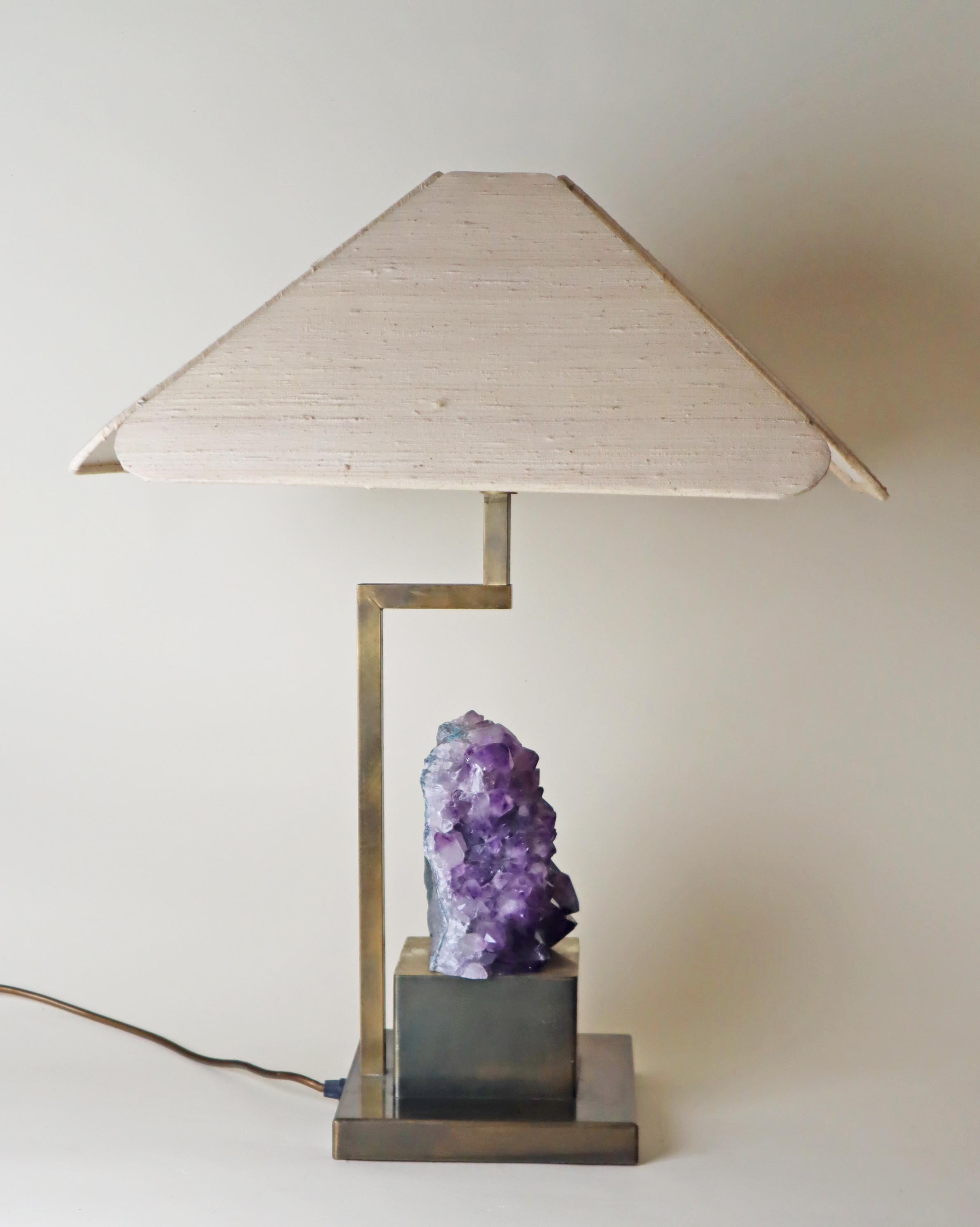 Lampe de table luxueuse en laiton avec abat-jour en soie naturelle et améthyste en vente 5