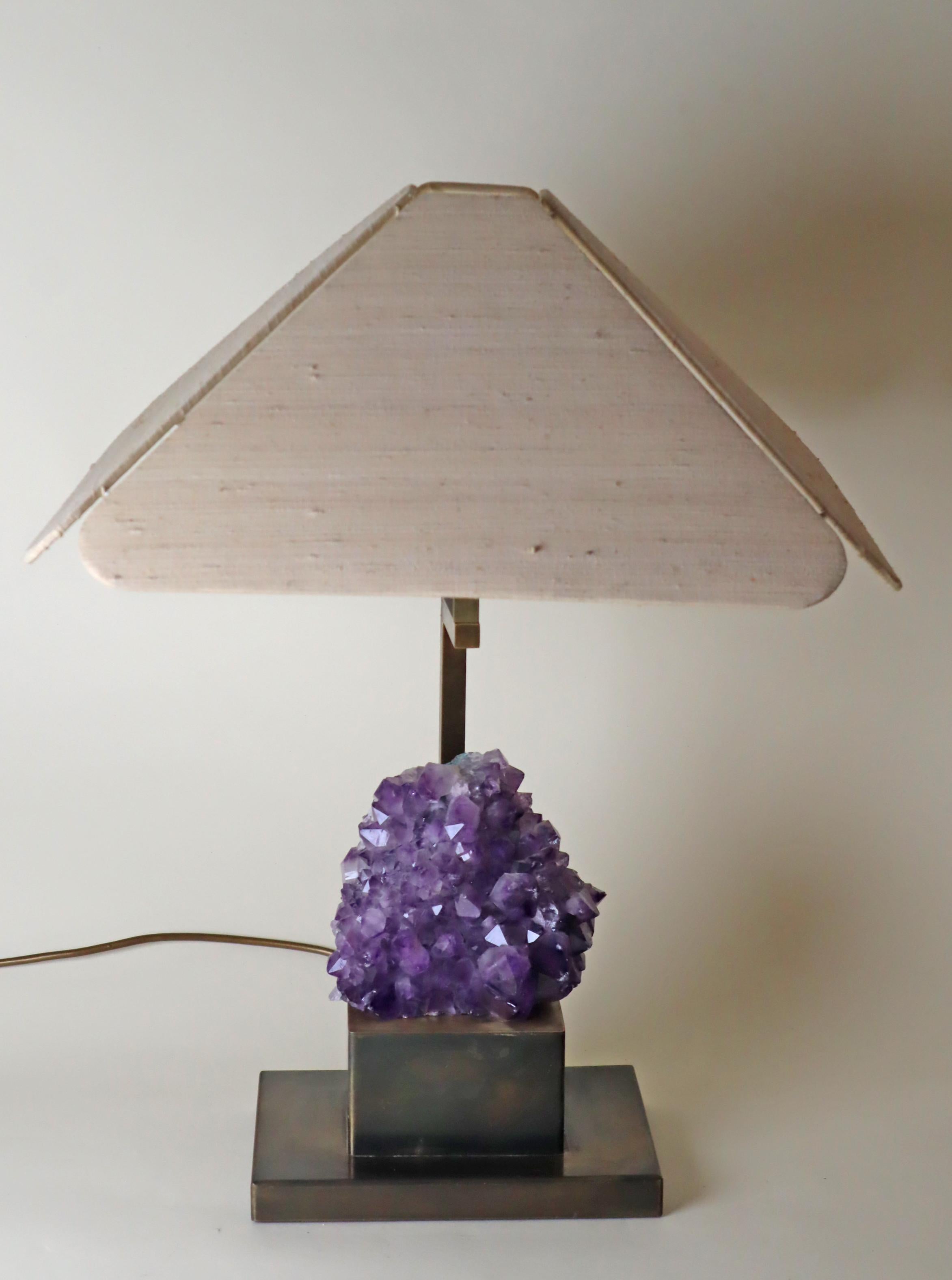 Lampe de table luxueuse en laiton avec abat-jour en soie naturelle et améthyste en vente 8