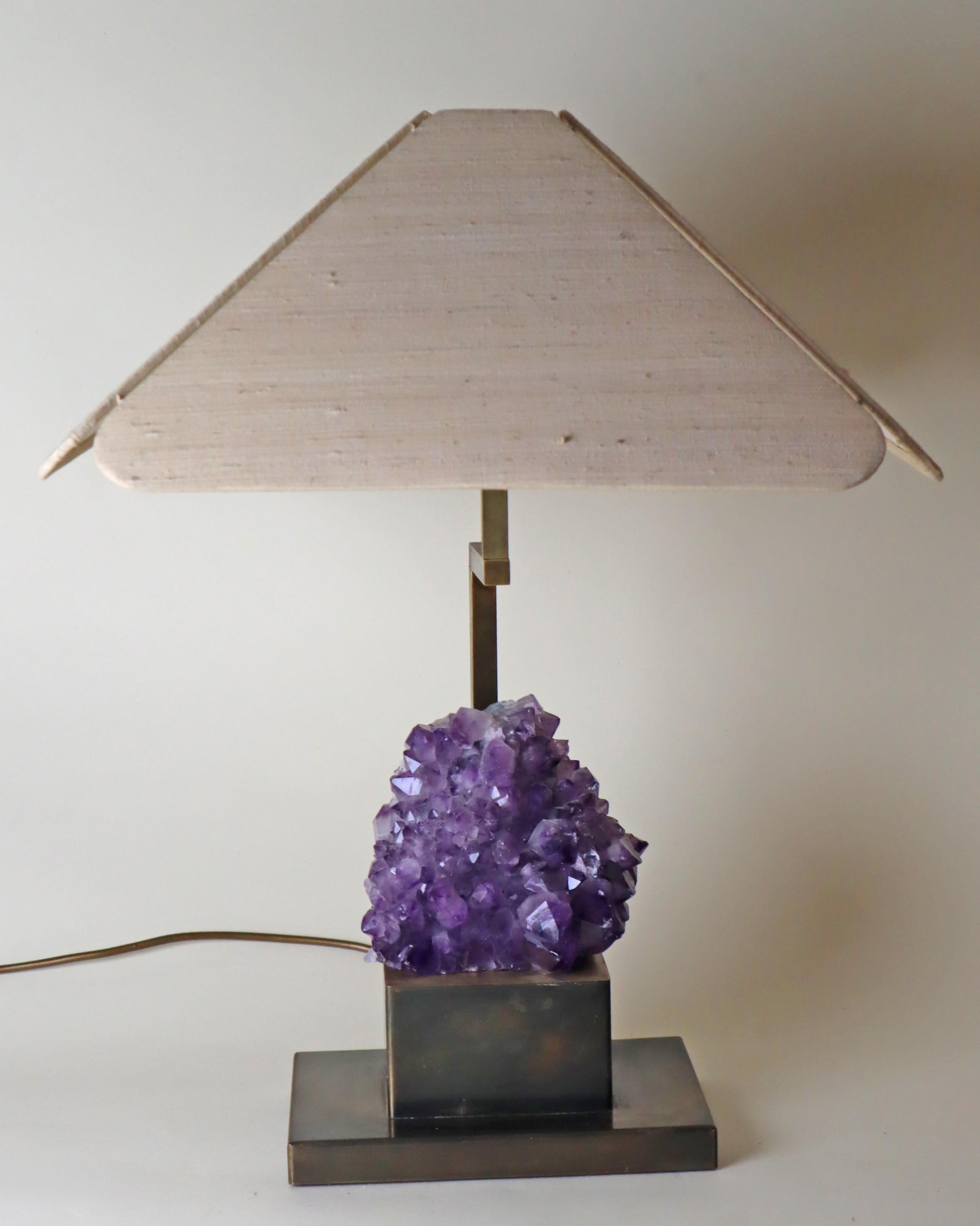 Lampe de table luxueuse en laiton avec abat-jour en soie naturelle et améthyste en vente 9