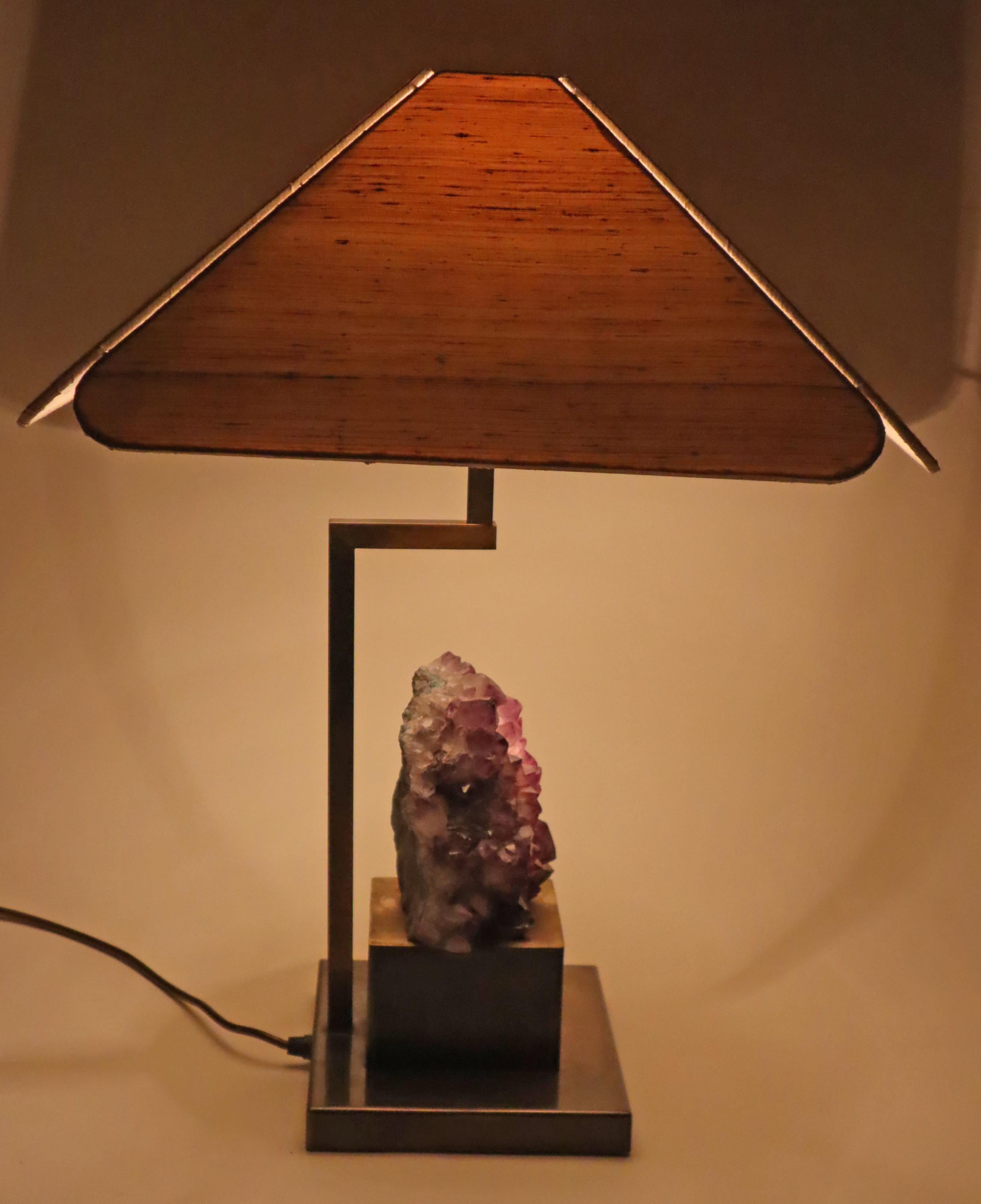 Lampe de table luxueuse en laiton avec abat-jour en soie naturelle et améthyste en vente 10