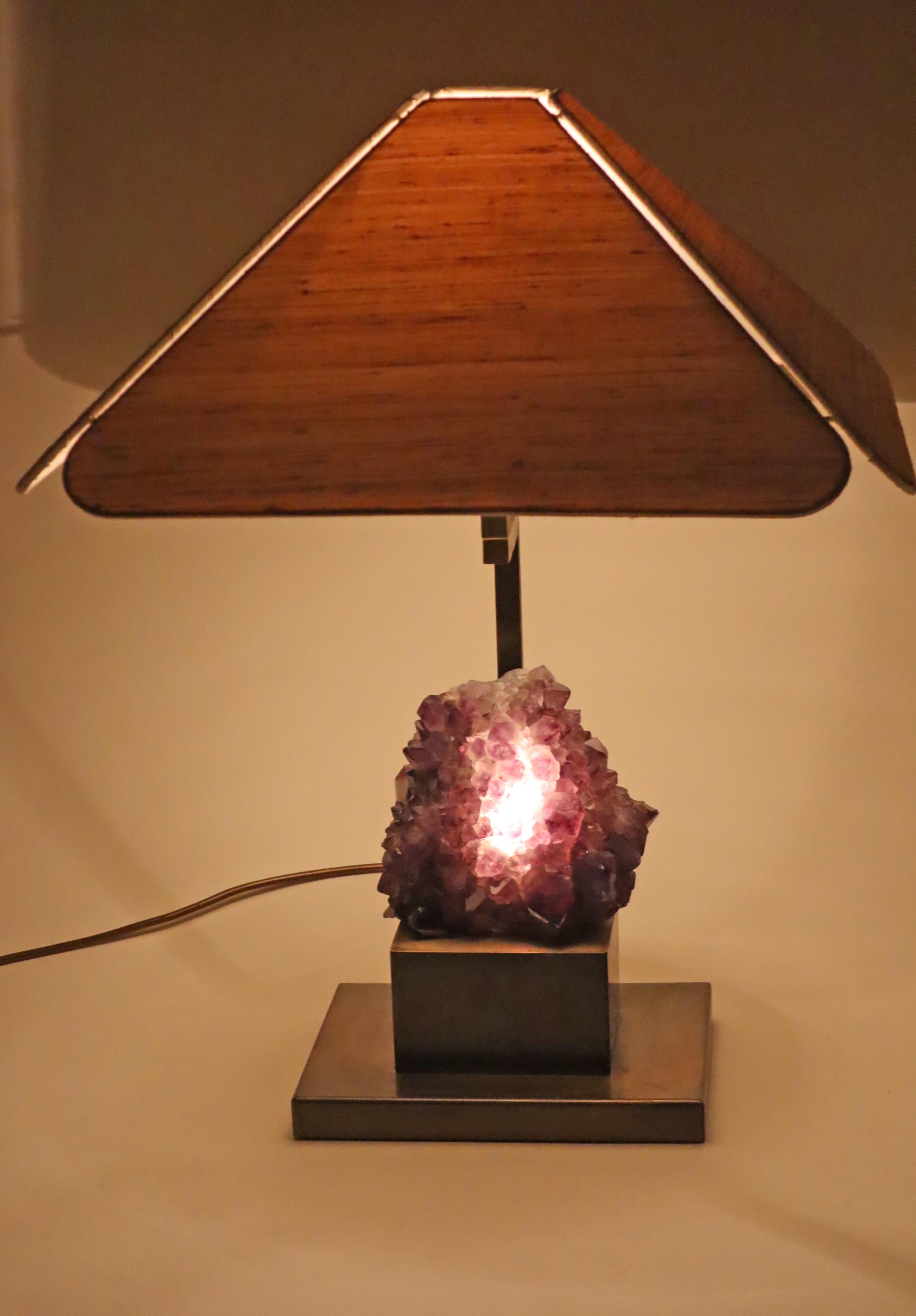 Lampe de table luxueuse en laiton avec abat-jour en soie naturelle et améthyste en vente 11