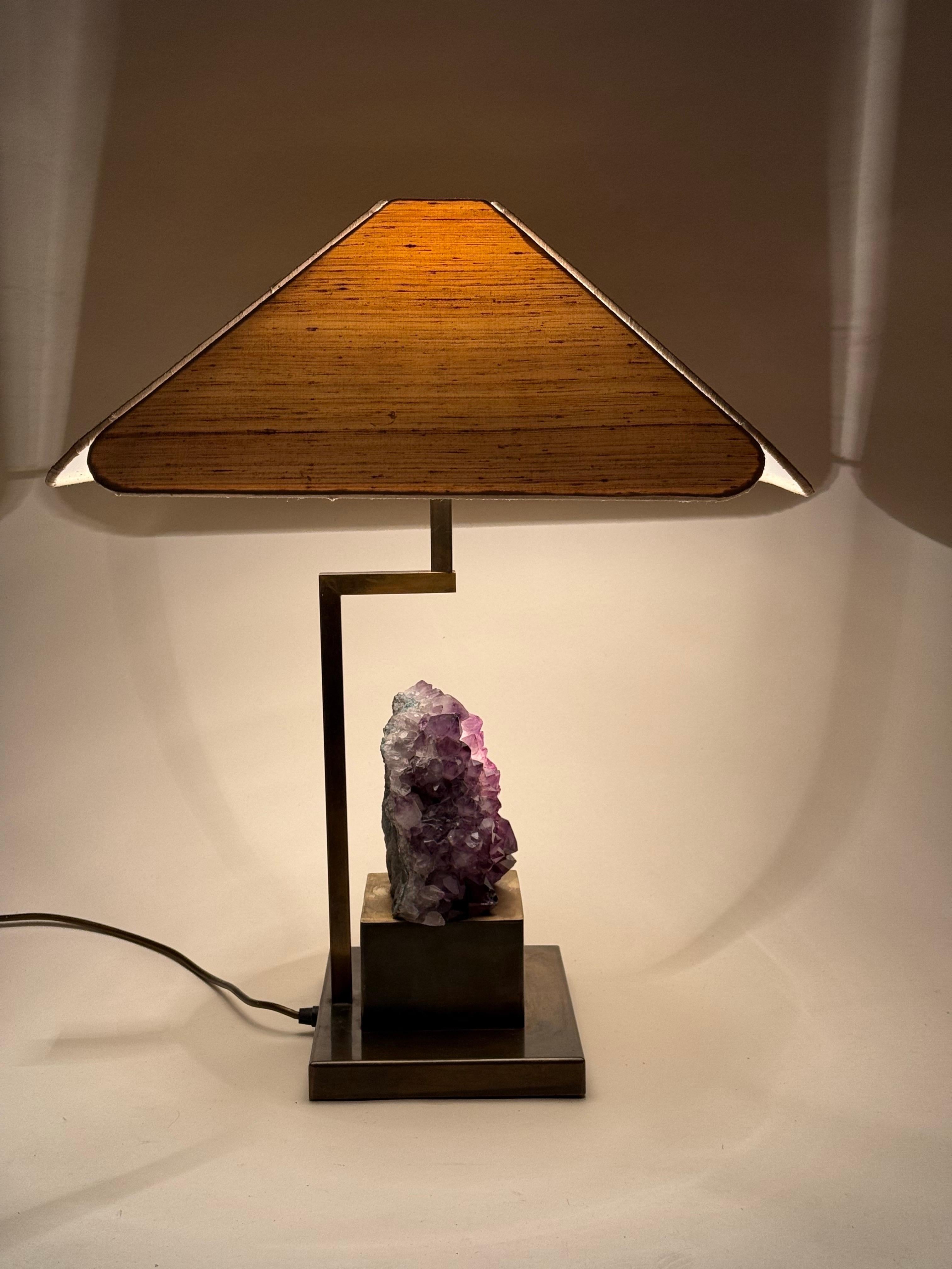 Lampe de table luxueuse en laiton avec abat-jour en soie naturelle et améthyste en vente 12