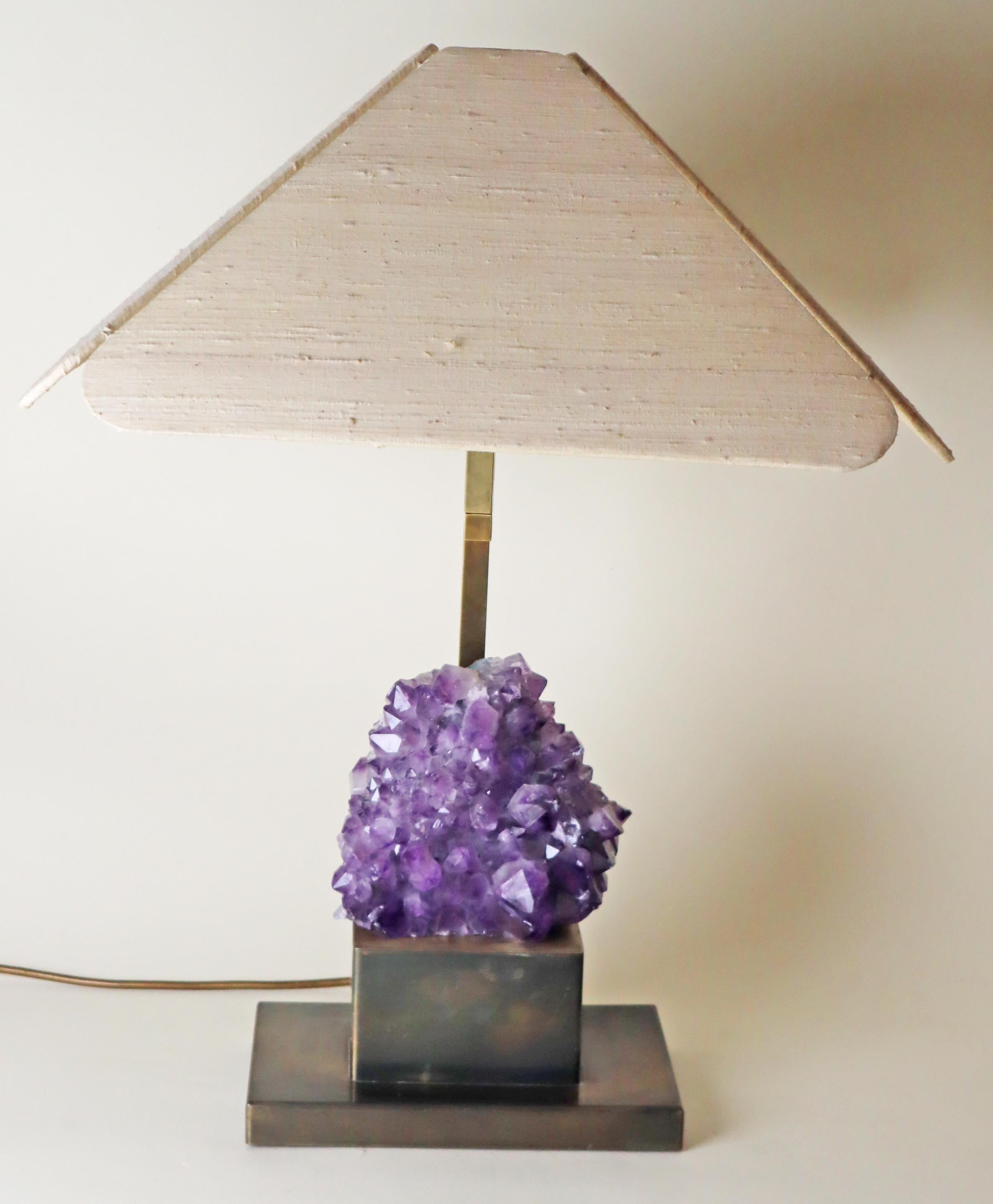 Fait main Lampe de table luxueuse en laiton avec abat-jour en soie naturelle et améthyste en vente