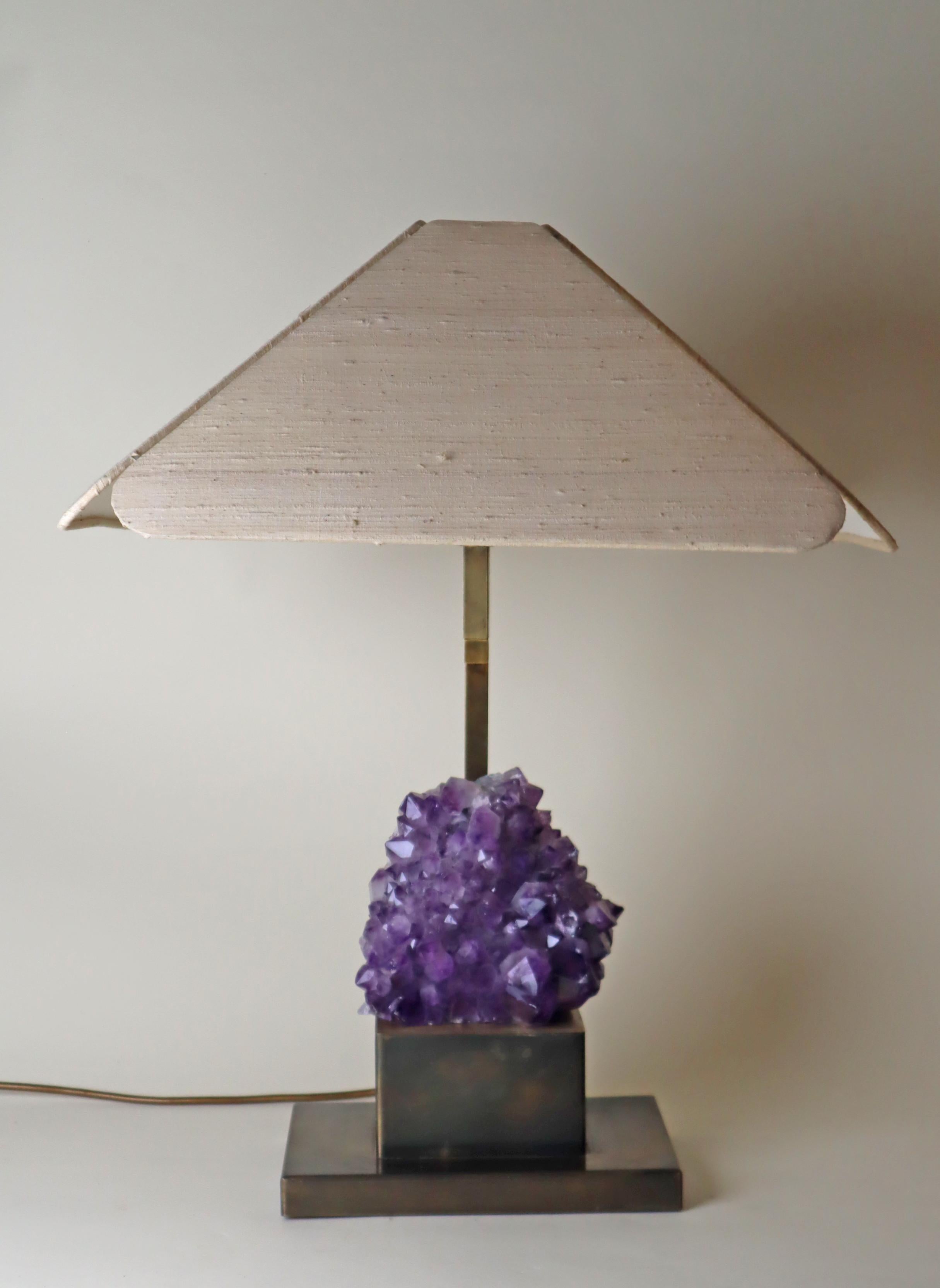 Lampe de table luxueuse en laiton avec abat-jour en soie naturelle et améthyste Bon état - En vente à Hannover, DE