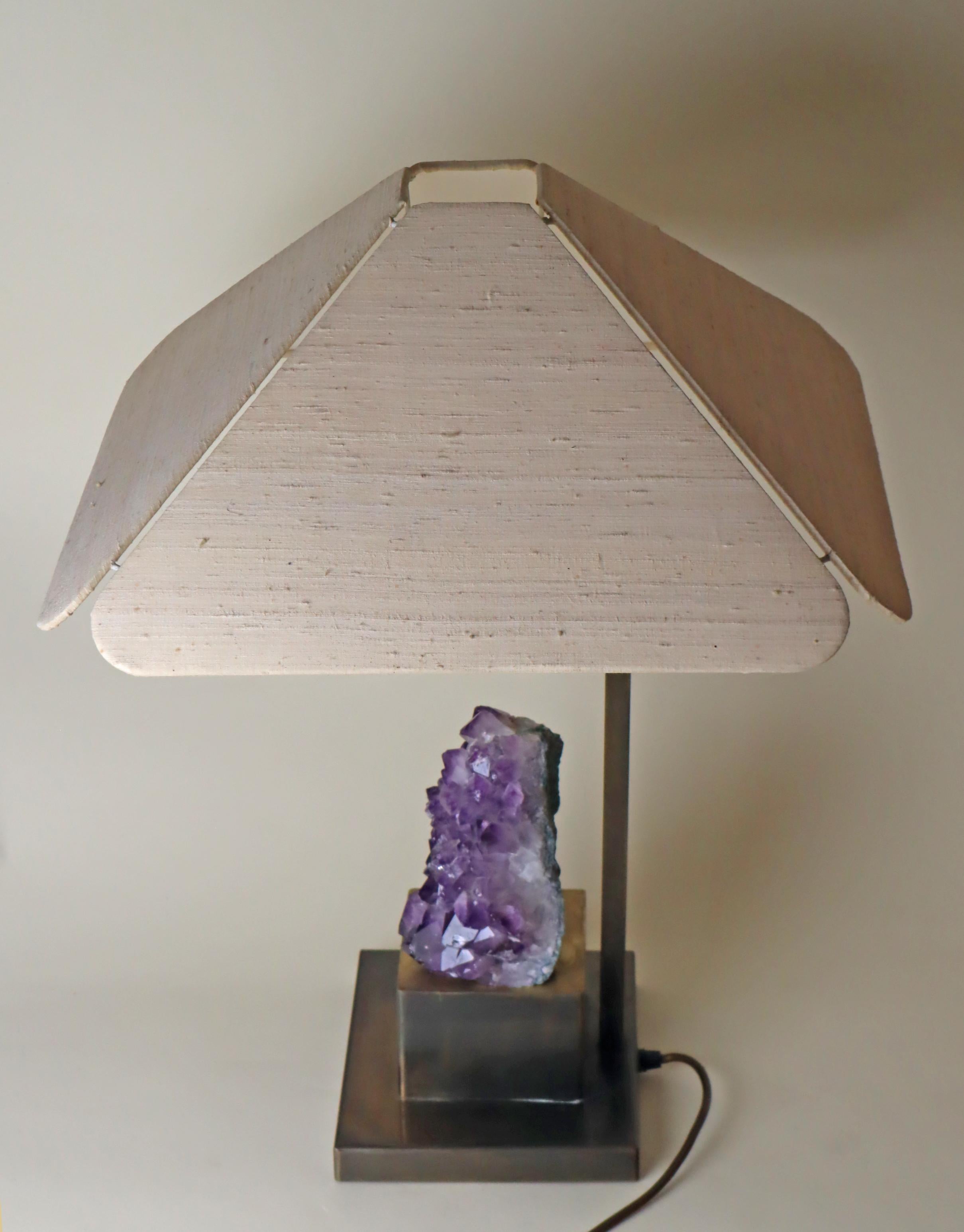 Fin du 20e siècle Lampe de table luxueuse en laiton avec abat-jour en soie naturelle et améthyste en vente